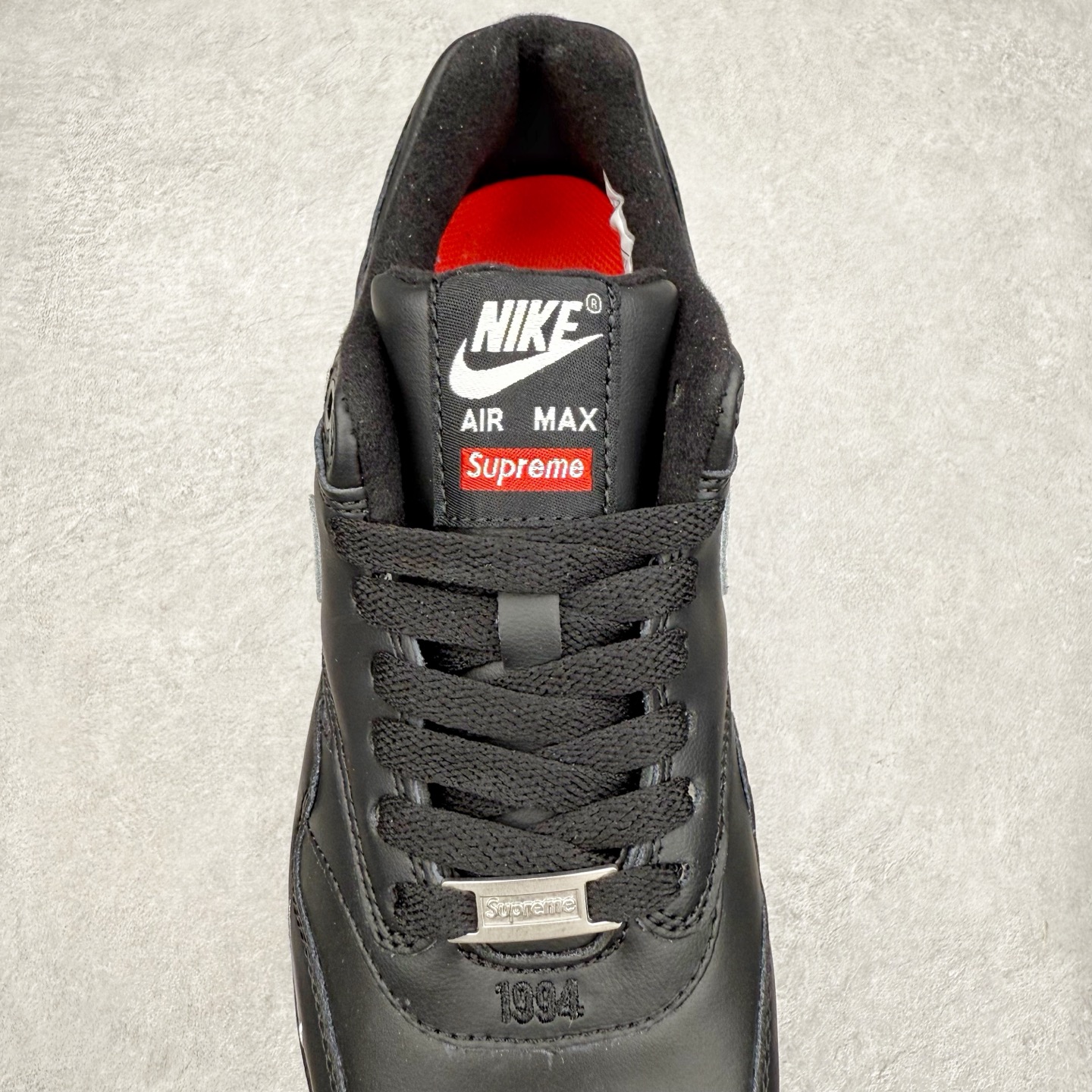 图片[5]-NK Air Max 1 初代复古气垫慢跑鞋 HF8813-001 由Tinker Hatfeld和Mark Parker在1987年设计 灵感来自于巴黎蓬皮杜中心 在参观了蓬皮杜中心之后提出了Air Max的标志性开窗可视气垫的理念 并将其实际开发成功 是NK史上第一双可视气垫跑鞋 凭借着Air Max气垫带来的舒适脚感和鞋面面料上的不断精进才使得Air Max 1在现如今都是复古慢跑鞋的首选 深厚的历史渊源 独特的流线形设计 极为复古的外观使得它深受鞋迷的喜爱 尺码：36 36.5 37.5 38 38.5 39 40 40.5 41 42 42.5 43 44 44.5 45-选品中心