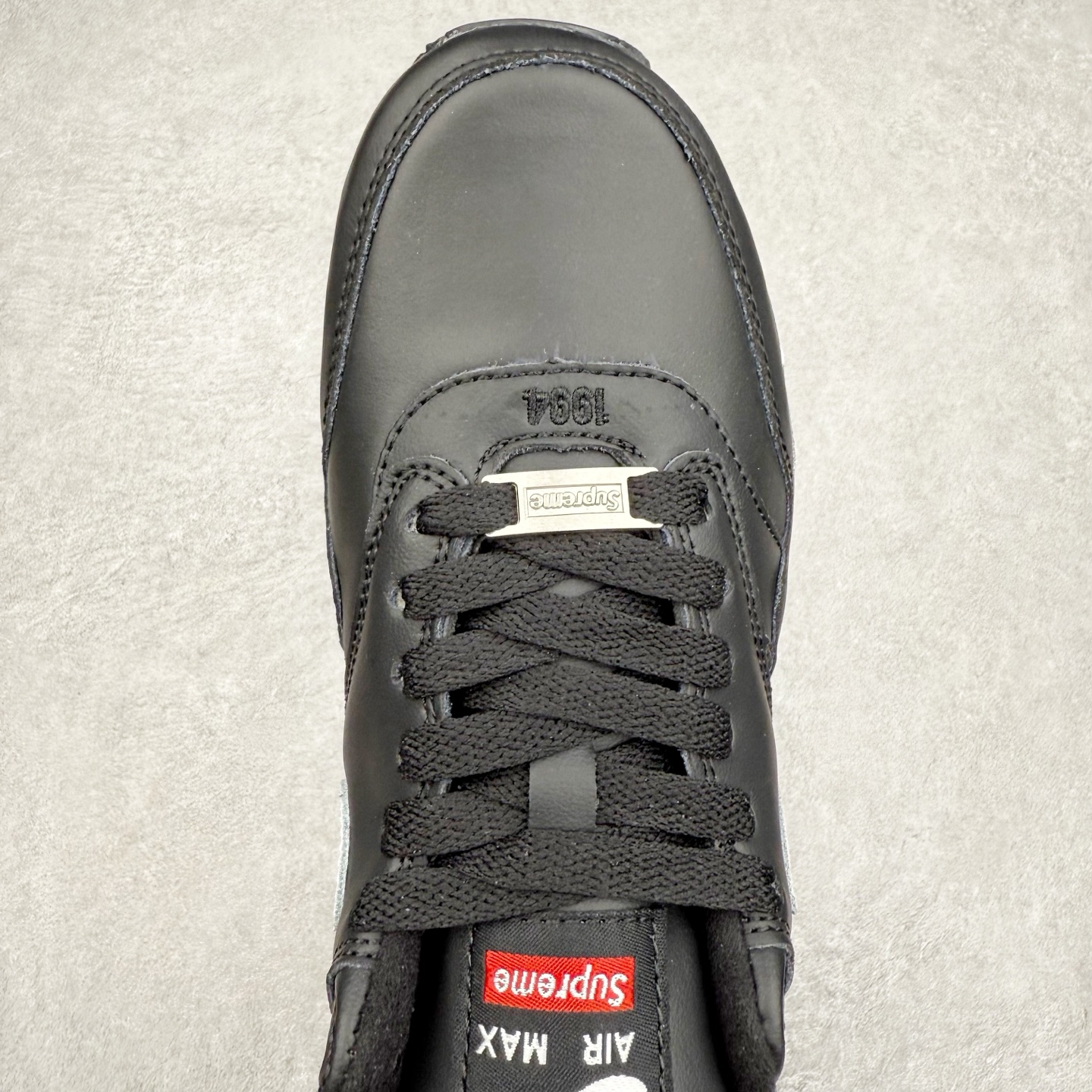 图片[4]-NK Air Max 1 初代复古气垫慢跑鞋 HF8813-001 由Tinker Hatfeld和Mark Parker在1987年设计 灵感来自于巴黎蓬皮杜中心 在参观了蓬皮杜中心之后提出了Air Max的标志性开窗可视气垫的理念 并将其实际开发成功 是NK史上第一双可视气垫跑鞋 凭借着Air Max气垫带来的舒适脚感和鞋面面料上的不断精进才使得Air Max 1在现如今都是复古慢跑鞋的首选 深厚的历史渊源 独特的流线形设计 极为复古的外观使得它深受鞋迷的喜爱 尺码：36 36.5 37.5 38 38.5 39 40 40.5 41 42 42.5 43 44 44.5 45-选品中心