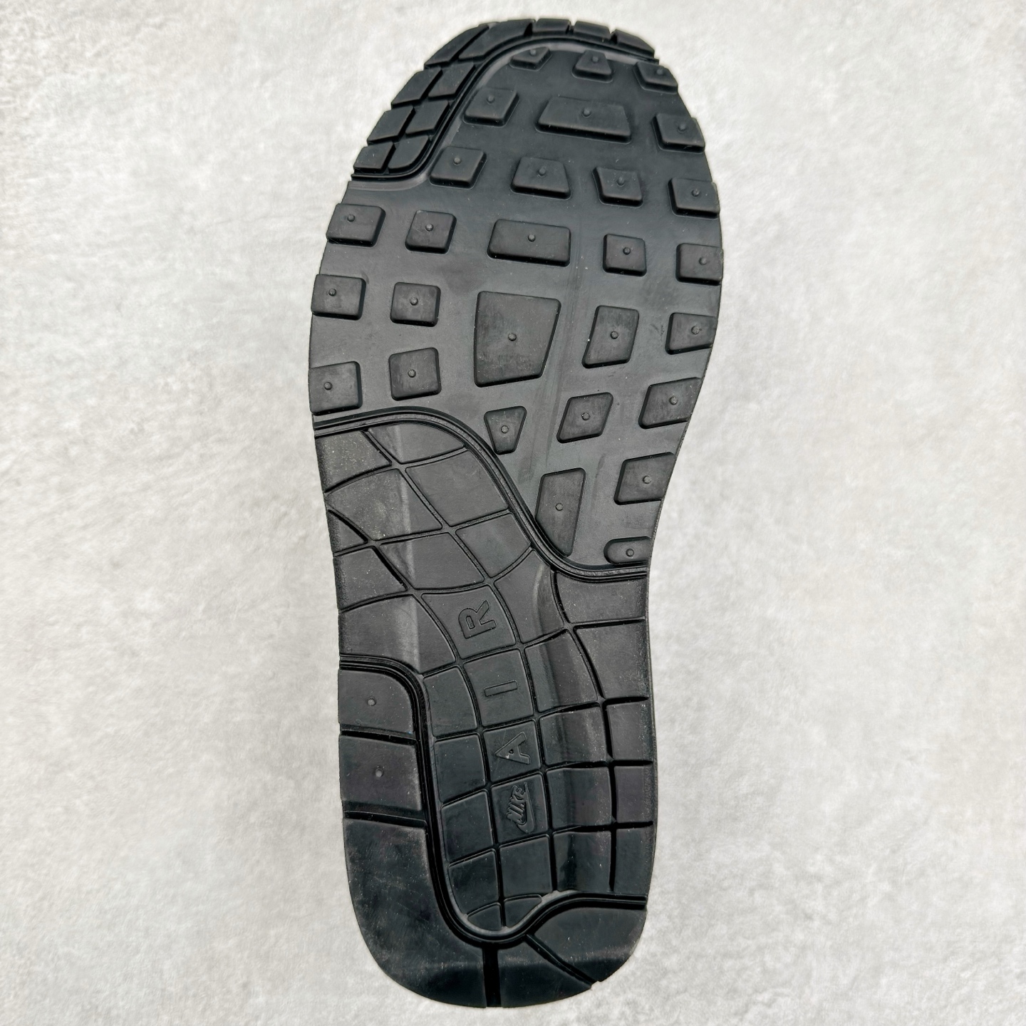 图片[9]-NK Air Max 1 初代复古气垫慢跑鞋 HF8813-001 由Tinker Hatfeld和Mark Parker在1987年设计 灵感来自于巴黎蓬皮杜中心 在参观了蓬皮杜中心之后提出了Air Max的标志性开窗可视气垫的理念 并将其实际开发成功 是NK史上第一双可视气垫跑鞋 凭借着Air Max气垫带来的舒适脚感和鞋面面料上的不断精进才使得Air Max 1在现如今都是复古慢跑鞋的首选 深厚的历史渊源 独特的流线形设计 极为复古的外观使得它深受鞋迷的喜爱 尺码：36 36.5 37.5 38 38.5 39 40 40.5 41 42 42.5 43 44 44.5 45-选品中心