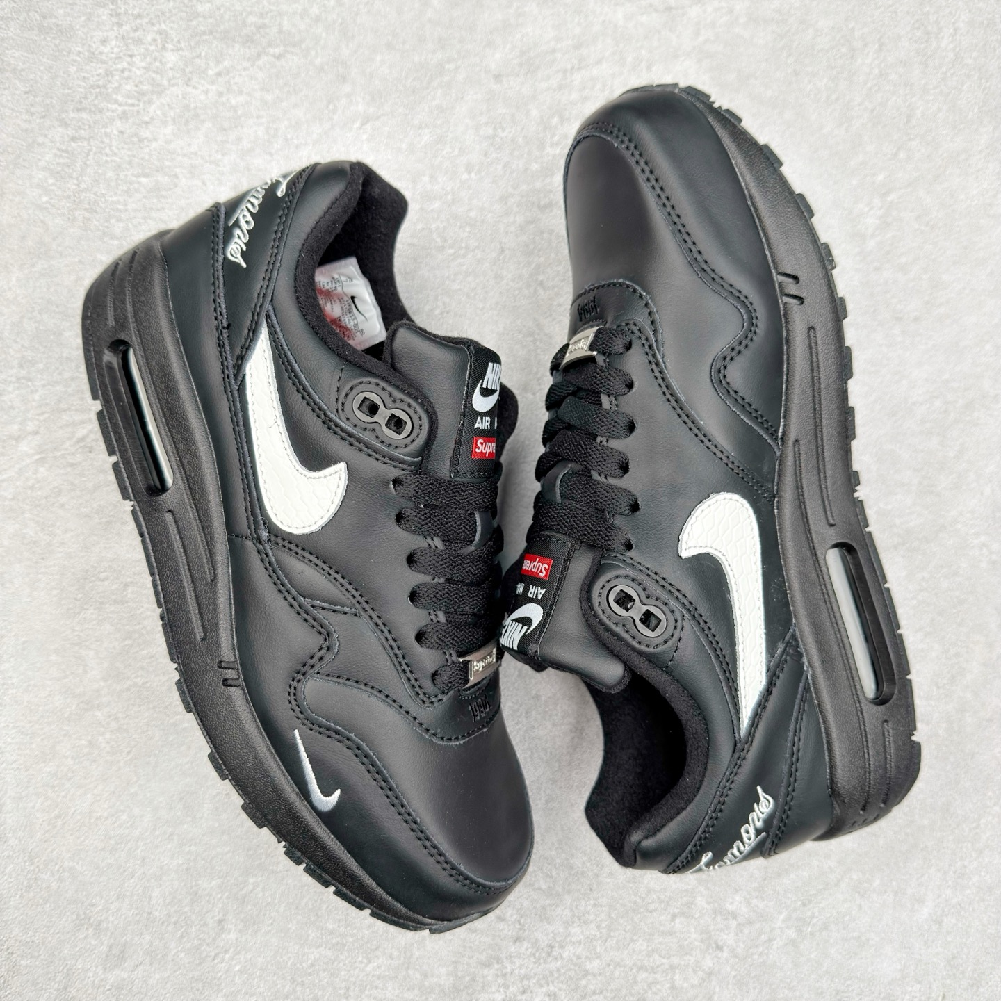 图片[3]-NK Air Max 1 初代复古气垫慢跑鞋 HF8813-001 由Tinker Hatfeld和Mark Parker在1987年设计 灵感来自于巴黎蓬皮杜中心 在参观了蓬皮杜中心之后提出了Air Max的标志性开窗可视气垫的理念 并将其实际开发成功 是NK史上第一双可视气垫跑鞋 凭借着Air Max气垫带来的舒适脚感和鞋面面料上的不断精进才使得Air Max 1在现如今都是复古慢跑鞋的首选 深厚的历史渊源 独特的流线形设计 极为复古的外观使得它深受鞋迷的喜爱 尺码：36 36.5 37.5 38 38.5 39 40 40.5 41 42 42.5 43 44 44.5 45-选品中心