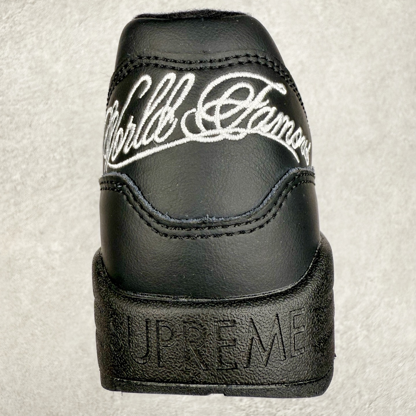 图片[8]-NK Air Max 1 初代复古气垫慢跑鞋 HF8813-001 由Tinker Hatfeld和Mark Parker在1987年设计 灵感来自于巴黎蓬皮杜中心 在参观了蓬皮杜中心之后提出了Air Max的标志性开窗可视气垫的理念 并将其实际开发成功 是NK史上第一双可视气垫跑鞋 凭借着Air Max气垫带来的舒适脚感和鞋面面料上的不断精进才使得Air Max 1在现如今都是复古慢跑鞋的首选 深厚的历史渊源 独特的流线形设计 极为复古的外观使得它深受鞋迷的喜爱 尺码：36 36.5 37.5 38 38.5 39 40 40.5 41 42 42.5 43 44 44.5 45-选品中心