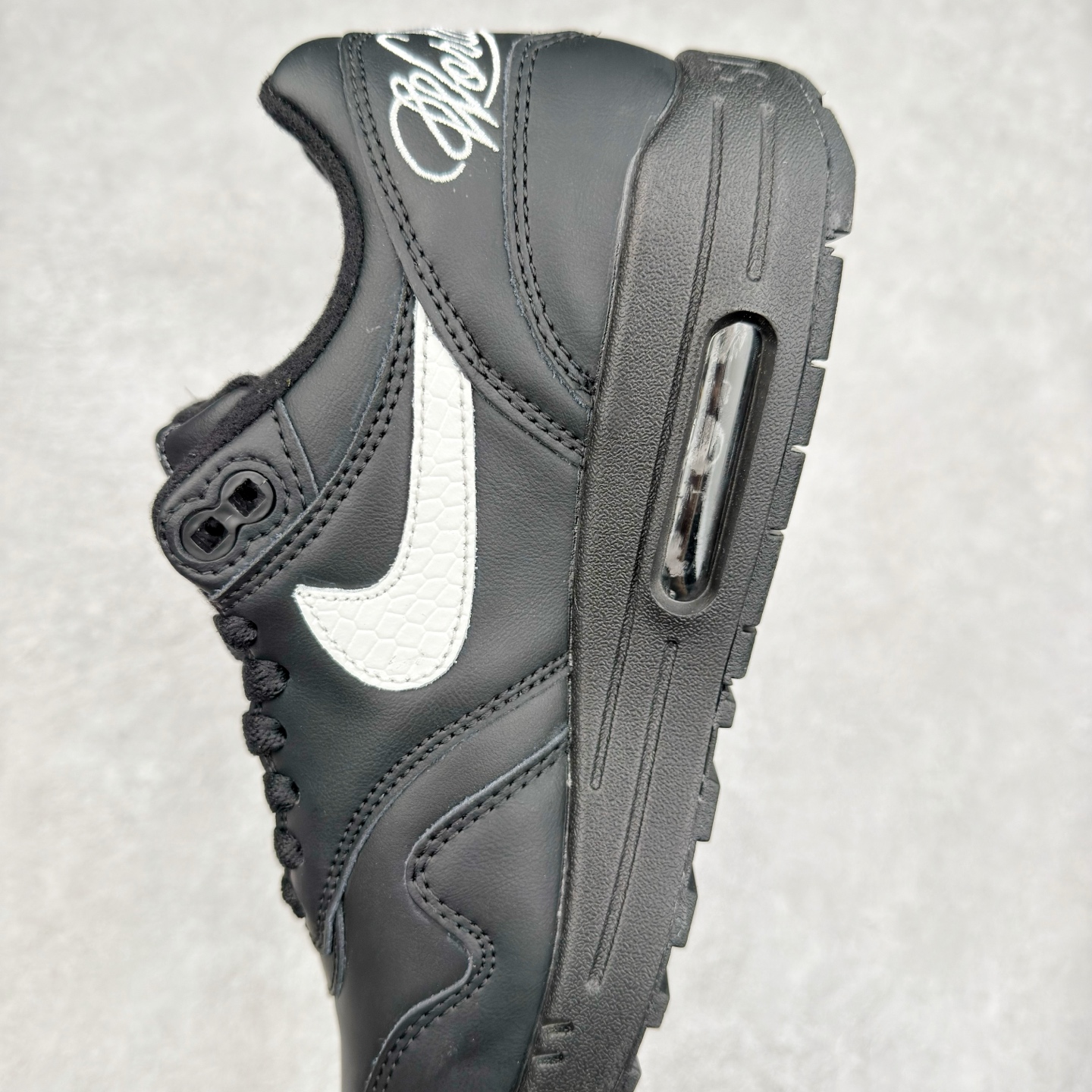 图片[7]-NK Air Max 1 初代复古气垫慢跑鞋 HF8813-001 由Tinker Hatfeld和Mark Parker在1987年设计 灵感来自于巴黎蓬皮杜中心 在参观了蓬皮杜中心之后提出了Air Max的标志性开窗可视气垫的理念 并将其实际开发成功 是NK史上第一双可视气垫跑鞋 凭借着Air Max气垫带来的舒适脚感和鞋面面料上的不断精进才使得Air Max 1在现如今都是复古慢跑鞋的首选 深厚的历史渊源 独特的流线形设计 极为复古的外观使得它深受鞋迷的喜爱 尺码：36 36.5 37.5 38 38.5 39 40 40.5 41 42 42.5 43 44 44.5 45-选品中心