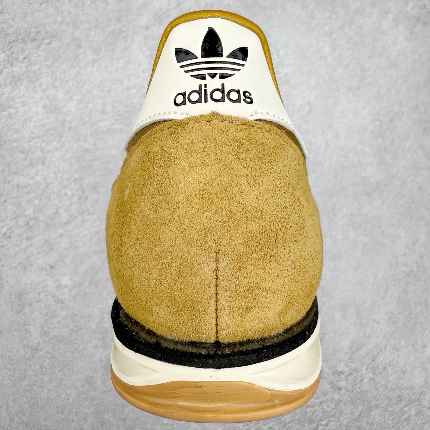 图片[8]-＃HP纯原 AD Wmns SL72 OG 系列德训足球风百搭低帮休闲运动板鞋 JH8656 采用高弹EVA+MODEL+RB三层组合底 区别市面RB一体大底 三层组合鞋底重量与原鞋一致 Originals 将有「T 头鞋」造型的诞生于 1972 年的 SL72 鞋款复刻带回 各位买鞋又有新选择了 1972 年 SL72 问世后 引领了后来阿迪达斯的跑鞋发展方向 其中「SL」代表了 Super Light 彰显了产品轻便的特性 1972 年 SL72 问世后 引领了后来阿迪达斯的跑鞋发展方向 其中「SL」代表了 Super Light 彰显了产品轻便的特性 这次 Originals 延续其轻质经典的基因 带来男女两款 SL72 男生款带来 SL72 RS 鞋型 RS 意为 Reshaped（重塑）鞋款在保留了经典的外观基础上 在尼龙材质里增加了填充物 使鞋型更加挺立和饱满 鞋头则更加圆润 鞋底的 EVA 材质则增加了鞋款的高度 女生款则带来 SL72 OG W 鞋型 OG 顾名思义则是致敬经典款式 相较于 RS（Reshaped）鞋款 鞋身更加纤细 其整体鞋身轮廓、线条、细节、材质上尊崇 70 年代 SL72 的设计 还原经典味道 尺码：36 36⅔ 37⅓ 38 38⅔ 39⅓ 40 40⅔ 41⅓ 42 42⅔ 43⅓ 44 44⅔ 45-选品中心