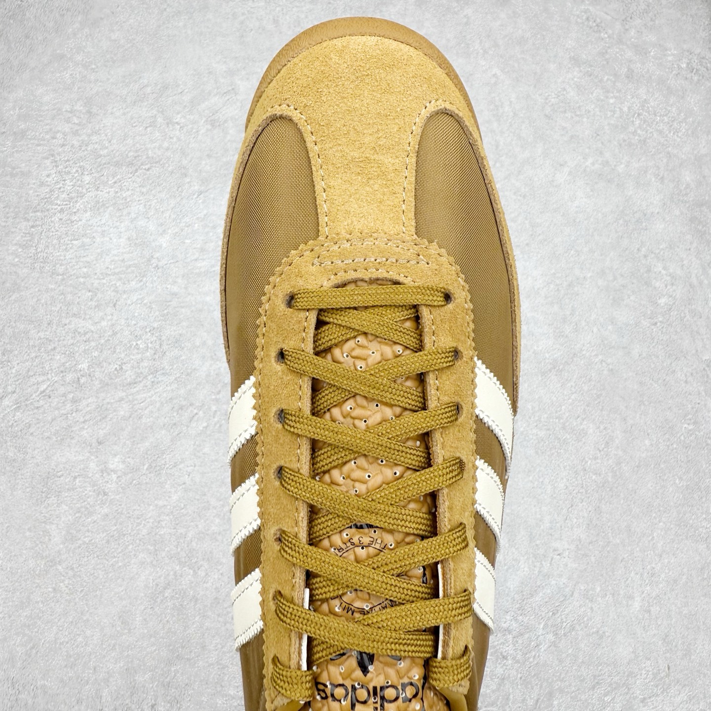 图片[4]-＃HP纯原 AD Wmns SL72 OG 系列德训足球风百搭低帮休闲运动板鞋 JH8656 采用高弹EVA+MODEL+RB三层组合底 区别市面RB一体大底 三层组合鞋底重量与原鞋一致 Originals 将有「T 头鞋」造型的诞生于 1972 年的 SL72 鞋款复刻带回 各位买鞋又有新选择了 1972 年 SL72 问世后 引领了后来阿迪达斯的跑鞋发展方向 其中「SL」代表了 Super Light 彰显了产品轻便的特性 1972 年 SL72 问世后 引领了后来阿迪达斯的跑鞋发展方向 其中「SL」代表了 Super Light 彰显了产品轻便的特性 这次 Originals 延续其轻质经典的基因 带来男女两款 SL72 男生款带来 SL72 RS 鞋型 RS 意为 Reshaped（重塑）鞋款在保留了经典的外观基础上 在尼龙材质里增加了填充物 使鞋型更加挺立和饱满 鞋头则更加圆润 鞋底的 EVA 材质则增加了鞋款的高度 女生款则带来 SL72 OG W 鞋型 OG 顾名思义则是致敬经典款式 相较于 RS（Reshaped）鞋款 鞋身更加纤细 其整体鞋身轮廓、线条、细节、材质上尊崇 70 年代 SL72 的设计 还原经典味道 尺码：36 36⅔ 37⅓ 38 38⅔ 39⅓ 40 40⅔ 41⅓ 42 42⅔ 43⅓ 44 44⅔ 45-选品中心