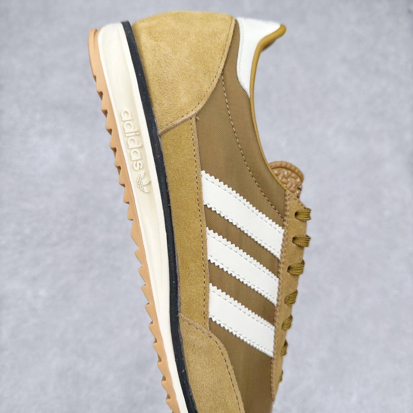 图片[6]-＃HP纯原 AD Wmns SL72 OG 系列德训足球风百搭低帮休闲运动板鞋 JH8656 采用高弹EVA+MODEL+RB三层组合底 区别市面RB一体大底 三层组合鞋底重量与原鞋一致 Originals 将有「T 头鞋」造型的诞生于 1972 年的 SL72 鞋款复刻带回 各位买鞋又有新选择了 1972 年 SL72 问世后 引领了后来阿迪达斯的跑鞋发展方向 其中「SL」代表了 Super Light 彰显了产品轻便的特性 1972 年 SL72 问世后 引领了后来阿迪达斯的跑鞋发展方向 其中「SL」代表了 Super Light 彰显了产品轻便的特性 这次 Originals 延续其轻质经典的基因 带来男女两款 SL72 男生款带来 SL72 RS 鞋型 RS 意为 Reshaped（重塑）鞋款在保留了经典的外观基础上 在尼龙材质里增加了填充物 使鞋型更加挺立和饱满 鞋头则更加圆润 鞋底的 EVA 材质则增加了鞋款的高度 女生款则带来 SL72 OG W 鞋型 OG 顾名思义则是致敬经典款式 相较于 RS（Reshaped）鞋款 鞋身更加纤细 其整体鞋身轮廓、线条、细节、材质上尊崇 70 年代 SL72 的设计 还原经典味道 尺码：36 36⅔ 37⅓ 38 38⅔ 39⅓ 40 40⅔ 41⅓ 42 42⅔ 43⅓ 44 44⅔ 45-选品中心