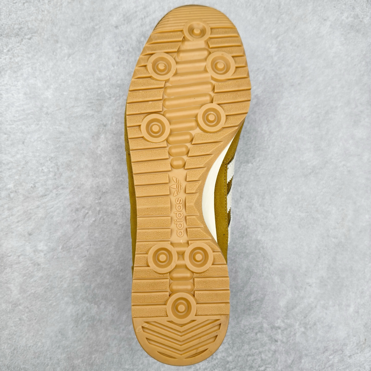 图片[9]-＃HP纯原 AD Wmns SL72 OG 系列德训足球风百搭低帮休闲运动板鞋 JH8656 采用高弹EVA+MODEL+RB三层组合底 区别市面RB一体大底 三层组合鞋底重量与原鞋一致 Originals 将有「T 头鞋」造型的诞生于 1972 年的 SL72 鞋款复刻带回 各位买鞋又有新选择了 1972 年 SL72 问世后 引领了后来阿迪达斯的跑鞋发展方向 其中「SL」代表了 Super Light 彰显了产品轻便的特性 1972 年 SL72 问世后 引领了后来阿迪达斯的跑鞋发展方向 其中「SL」代表了 Super Light 彰显了产品轻便的特性 这次 Originals 延续其轻质经典的基因 带来男女两款 SL72 男生款带来 SL72 RS 鞋型 RS 意为 Reshaped（重塑）鞋款在保留了经典的外观基础上 在尼龙材质里增加了填充物 使鞋型更加挺立和饱满 鞋头则更加圆润 鞋底的 EVA 材质则增加了鞋款的高度 女生款则带来 SL72 OG W 鞋型 OG 顾名思义则是致敬经典款式 相较于 RS（Reshaped）鞋款 鞋身更加纤细 其整体鞋身轮廓、线条、细节、材质上尊崇 70 年代 SL72 的设计 还原经典味道 尺码：36 36⅔ 37⅓ 38 38⅔ 39⅓ 40 40⅔ 41⅓ 42 42⅔ 43⅓ 44 44⅔ 45-选品中心