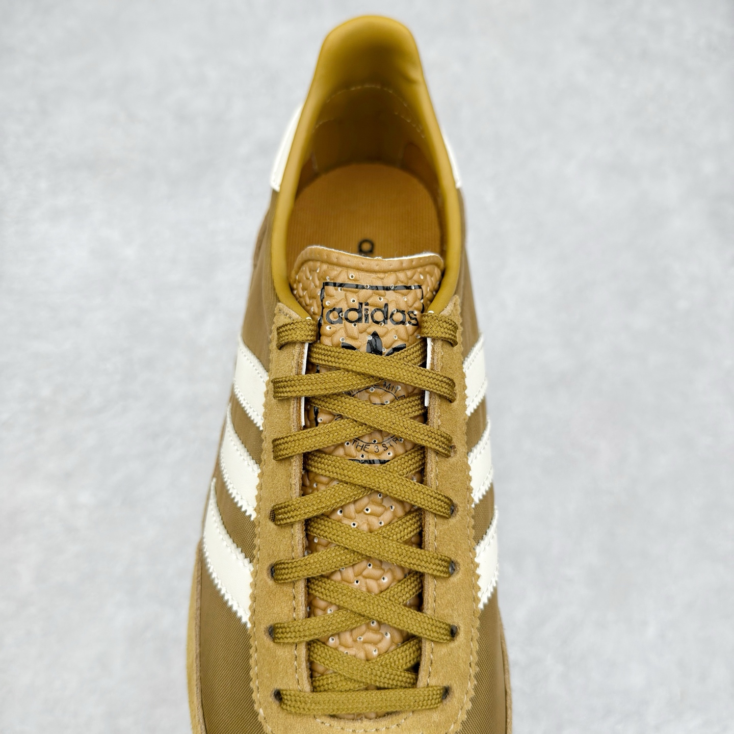 图片[5]-＃HP纯原 AD Wmns SL72 OG 系列德训足球风百搭低帮休闲运动板鞋 JH8656 采用高弹EVA+MODEL+RB三层组合底 区别市面RB一体大底 三层组合鞋底重量与原鞋一致 Originals 将有「T 头鞋」造型的诞生于 1972 年的 SL72 鞋款复刻带回 各位买鞋又有新选择了 1972 年 SL72 问世后 引领了后来阿迪达斯的跑鞋发展方向 其中「SL」代表了 Super Light 彰显了产品轻便的特性 1972 年 SL72 问世后 引领了后来阿迪达斯的跑鞋发展方向 其中「SL」代表了 Super Light 彰显了产品轻便的特性 这次 Originals 延续其轻质经典的基因 带来男女两款 SL72 男生款带来 SL72 RS 鞋型 RS 意为 Reshaped（重塑）鞋款在保留了经典的外观基础上 在尼龙材质里增加了填充物 使鞋型更加挺立和饱满 鞋头则更加圆润 鞋底的 EVA 材质则增加了鞋款的高度 女生款则带来 SL72 OG W 鞋型 OG 顾名思义则是致敬经典款式 相较于 RS（Reshaped）鞋款 鞋身更加纤细 其整体鞋身轮廓、线条、细节、材质上尊崇 70 年代 SL72 的设计 还原经典味道 尺码：36 36⅔ 37⅓ 38 38⅔ 39⅓ 40 40⅔ 41⅓ 42 42⅔ 43⅓ 44 44⅔ 45-选品中心