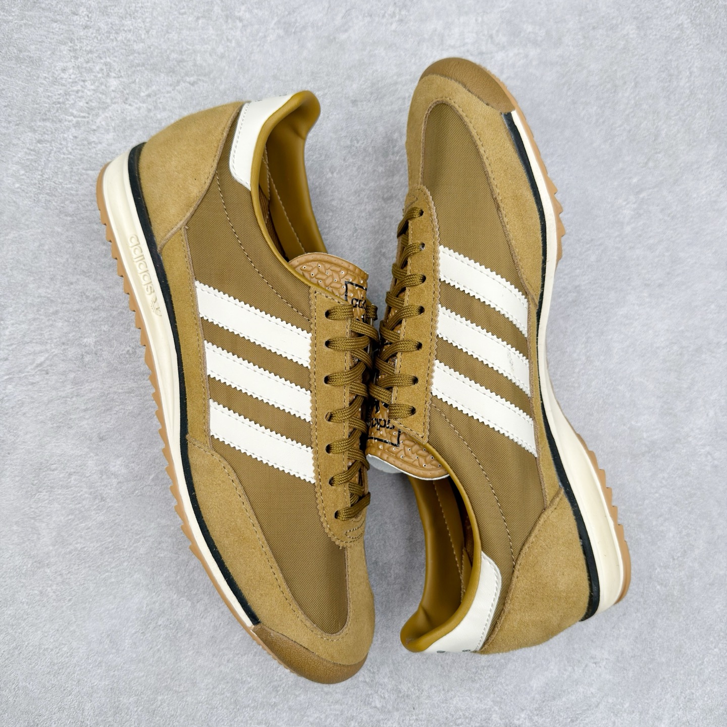 图片[3]-＃HP纯原 AD Wmns SL72 OG 系列德训足球风百搭低帮休闲运动板鞋 JH8656 采用高弹EVA+MODEL+RB三层组合底 区别市面RB一体大底 三层组合鞋底重量与原鞋一致 Originals 将有「T 头鞋」造型的诞生于 1972 年的 SL72 鞋款复刻带回 各位买鞋又有新选择了 1972 年 SL72 问世后 引领了后来阿迪达斯的跑鞋发展方向 其中「SL」代表了 Super Light 彰显了产品轻便的特性 1972 年 SL72 问世后 引领了后来阿迪达斯的跑鞋发展方向 其中「SL」代表了 Super Light 彰显了产品轻便的特性 这次 Originals 延续其轻质经典的基因 带来男女两款 SL72 男生款带来 SL72 RS 鞋型 RS 意为 Reshaped（重塑）鞋款在保留了经典的外观基础上 在尼龙材质里增加了填充物 使鞋型更加挺立和饱满 鞋头则更加圆润 鞋底的 EVA 材质则增加了鞋款的高度 女生款则带来 SL72 OG W 鞋型 OG 顾名思义则是致敬经典款式 相较于 RS（Reshaped）鞋款 鞋身更加纤细 其整体鞋身轮廓、线条、细节、材质上尊崇 70 年代 SL72 的设计 还原经典味道 尺码：36 36⅔ 37⅓ 38 38⅔ 39⅓ 40 40⅔ 41⅓ 42 42⅔ 43⅓ 44 44⅔ 45-选品中心