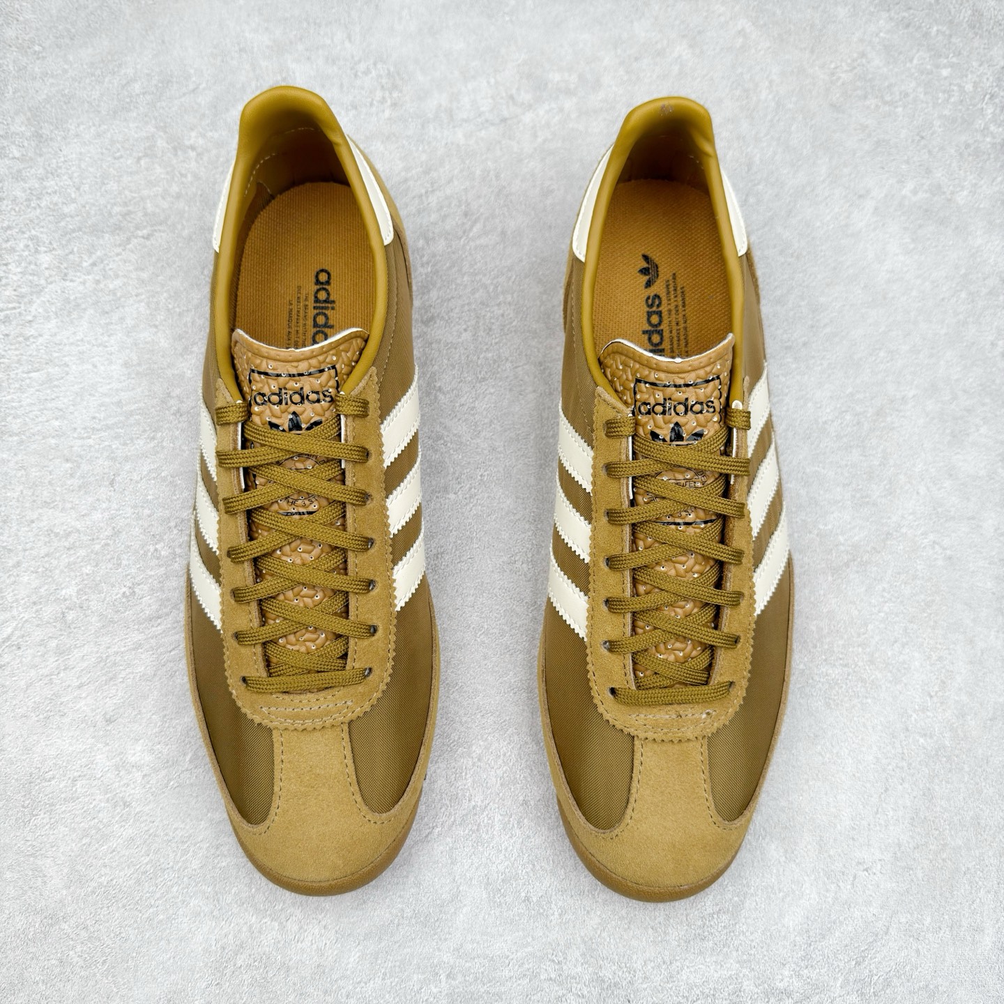 图片[2]-＃HP纯原 AD Wmns SL72 OG 系列德训足球风百搭低帮休闲运动板鞋 JH8656 采用高弹EVA+MODEL+RB三层组合底 区别市面RB一体大底 三层组合鞋底重量与原鞋一致 Originals 将有「T 头鞋」造型的诞生于 1972 年的 SL72 鞋款复刻带回 各位买鞋又有新选择了 1972 年 SL72 问世后 引领了后来阿迪达斯的跑鞋发展方向 其中「SL」代表了 Super Light 彰显了产品轻便的特性 1972 年 SL72 问世后 引领了后来阿迪达斯的跑鞋发展方向 其中「SL」代表了 Super Light 彰显了产品轻便的特性 这次 Originals 延续其轻质经典的基因 带来男女两款 SL72 男生款带来 SL72 RS 鞋型 RS 意为 Reshaped（重塑）鞋款在保留了经典的外观基础上 在尼龙材质里增加了填充物 使鞋型更加挺立和饱满 鞋头则更加圆润 鞋底的 EVA 材质则增加了鞋款的高度 女生款则带来 SL72 OG W 鞋型 OG 顾名思义则是致敬经典款式 相较于 RS（Reshaped）鞋款 鞋身更加纤细 其整体鞋身轮廓、线条、细节、材质上尊崇 70 年代 SL72 的设计 还原经典味道 尺码：36 36⅔ 37⅓ 38 38⅔ 39⅓ 40 40⅔ 41⅓ 42 42⅔ 43⅓ 44 44⅔ 45-选品中心