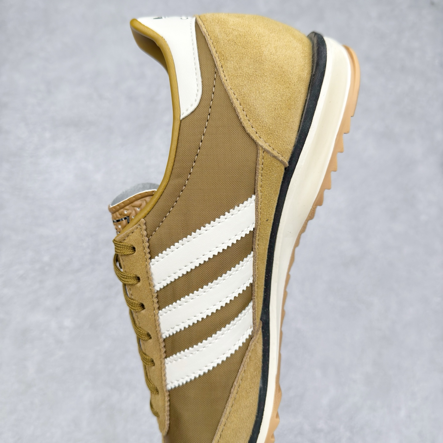 图片[7]-＃HP纯原 AD Wmns SL72 OG 系列德训足球风百搭低帮休闲运动板鞋 JH8656 采用高弹EVA+MODEL+RB三层组合底 区别市面RB一体大底 三层组合鞋底重量与原鞋一致 Originals 将有「T 头鞋」造型的诞生于 1972 年的 SL72 鞋款复刻带回 各位买鞋又有新选择了 1972 年 SL72 问世后 引领了后来阿迪达斯的跑鞋发展方向 其中「SL」代表了 Super Light 彰显了产品轻便的特性 1972 年 SL72 问世后 引领了后来阿迪达斯的跑鞋发展方向 其中「SL」代表了 Super Light 彰显了产品轻便的特性 这次 Originals 延续其轻质经典的基因 带来男女两款 SL72 男生款带来 SL72 RS 鞋型 RS 意为 Reshaped（重塑）鞋款在保留了经典的外观基础上 在尼龙材质里增加了填充物 使鞋型更加挺立和饱满 鞋头则更加圆润 鞋底的 EVA 材质则增加了鞋款的高度 女生款则带来 SL72 OG W 鞋型 OG 顾名思义则是致敬经典款式 相较于 RS（Reshaped）鞋款 鞋身更加纤细 其整体鞋身轮廓、线条、细节、材质上尊崇 70 年代 SL72 的设计 还原经典味道 尺码：36 36⅔ 37⅓ 38 38⅔ 39⅓ 40 40⅔ 41⅓ 42 42⅔ 43⅓ 44 44⅔ 45-选品中心