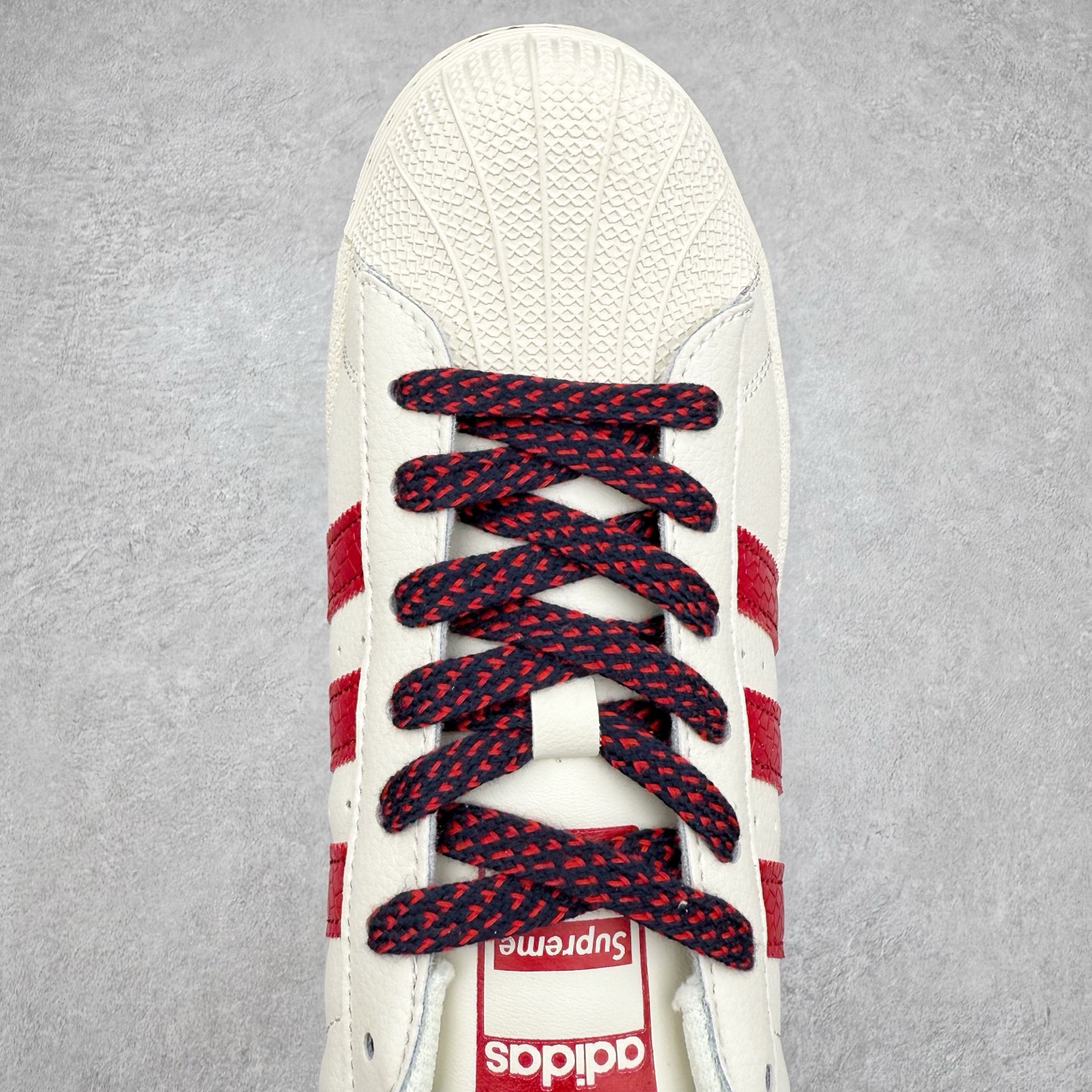 图片[4]-AD Originals Superstar 经典复古贝壳头板鞋 BZ2521 诞生于1969年 是第一双将全皮面鞋 身与橡胶鞋头结合在一起的低帮篮球鞋 Superstar最开始 是作为高帮篮球鞋Pro Model的低帮版本而出现的 但因为其独特和醒目的橡胶鞋头造型而让大家熟知 被大家形象地称为\\\”shelltoe\\\”贝壳头 在70年代的美国职业篮球场上 接近3/4的NBA球员都将这双Superstar作为场上用鞋 80年代之后 经过不断的改良和发展 Superstar逐渐成为横跨时装、音乐、街头文化、休闲和运动等各大领域的时尚潮鞋 尺码：36 36.5 37 38 38.5 39 40 40.5 41 42 42.5 43 44 44.5 45-选品中心