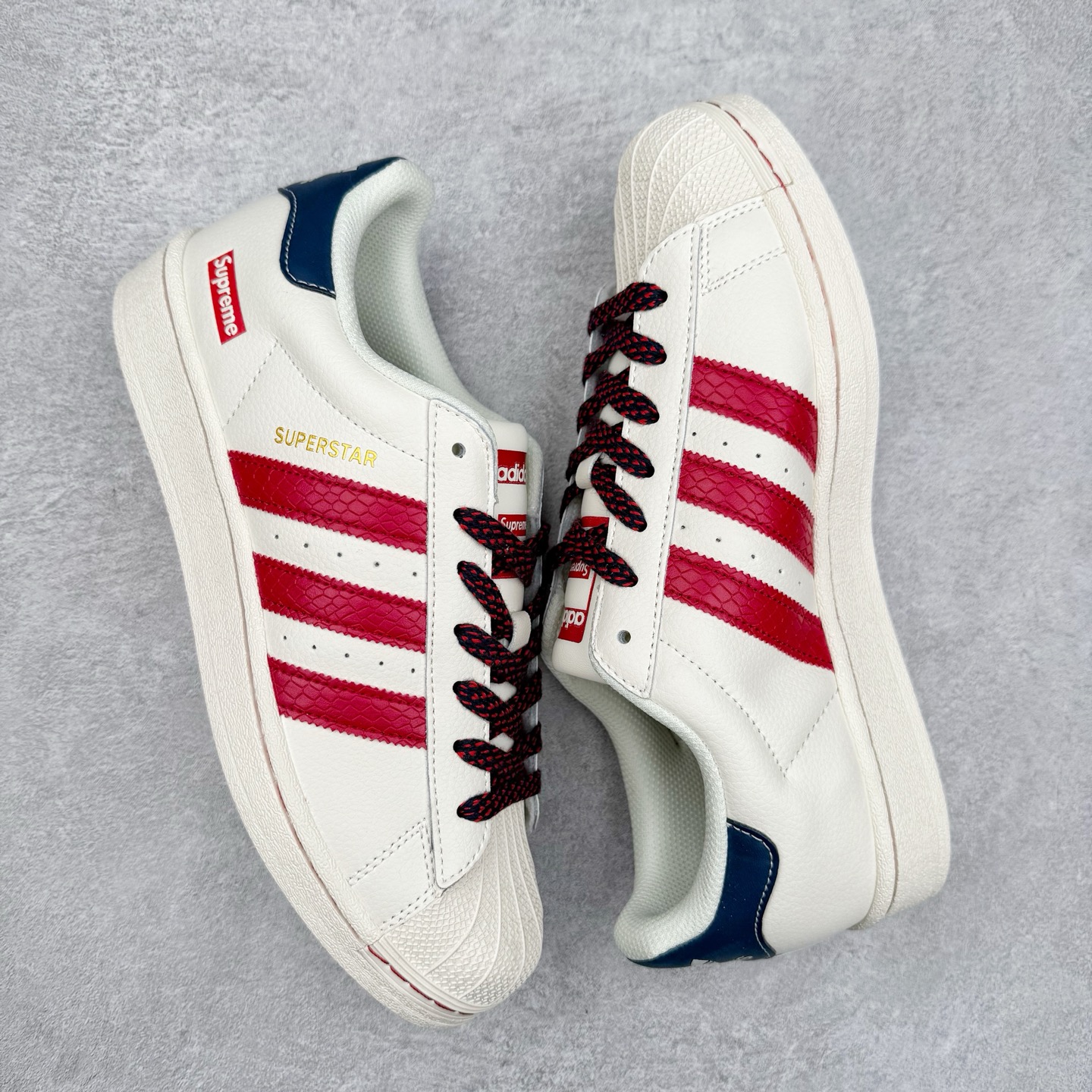 图片[3]-AD Originals Superstar 经典复古贝壳头板鞋 BZ2521 诞生于1969年 是第一双将全皮面鞋 身与橡胶鞋头结合在一起的低帮篮球鞋 Superstar最开始 是作为高帮篮球鞋Pro Model的低帮版本而出现的 但因为其独特和醒目的橡胶鞋头造型而让大家熟知 被大家形象地称为\\\”shelltoe\\\”贝壳头 在70年代的美国职业篮球场上 接近3/4的NBA球员都将这双Superstar作为场上用鞋 80年代之后 经过不断的改良和发展 Superstar逐渐成为横跨时装、音乐、街头文化、休闲和运动等各大领域的时尚潮鞋 尺码：36 36.5 37 38 38.5 39 40 40.5 41 42 42.5 43 44 44.5 45-选品中心