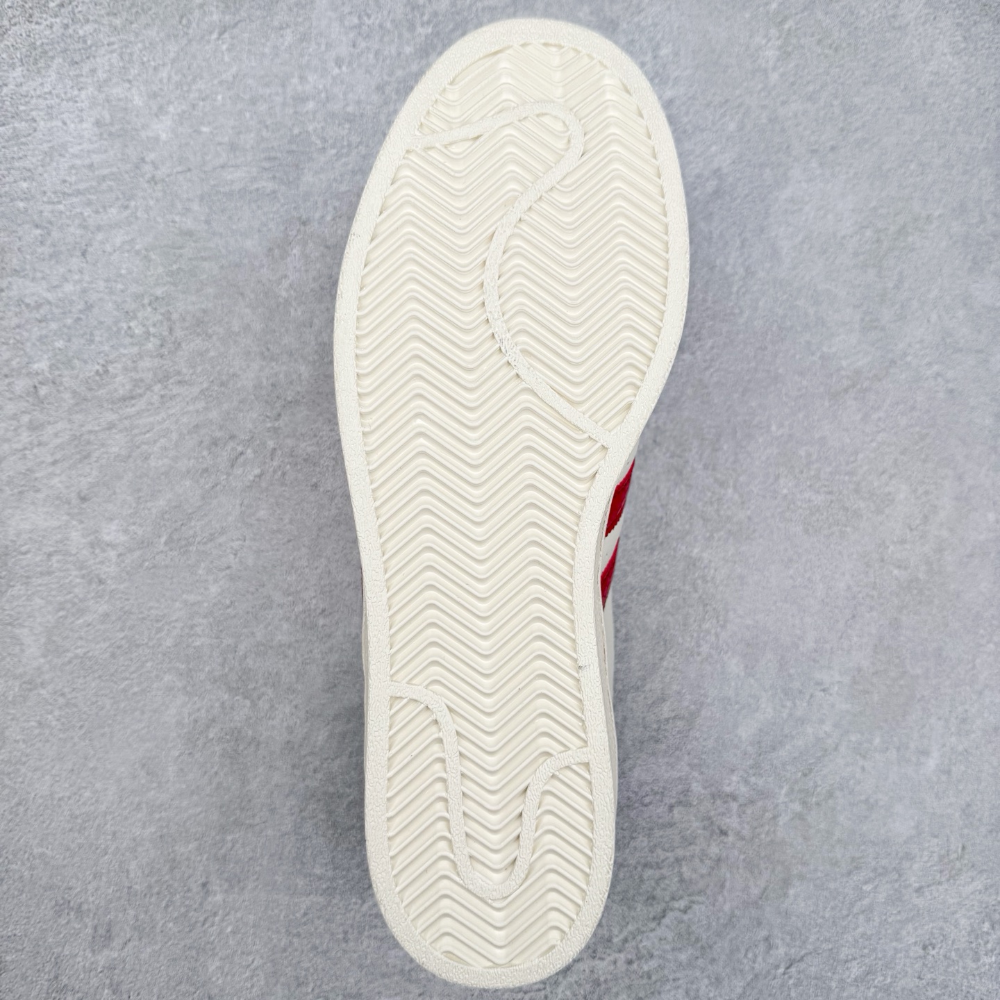 图片[9]-AD Originals Superstar 经典复古贝壳头板鞋 BZ2521 诞生于1969年 是第一双将全皮面鞋 身与橡胶鞋头结合在一起的低帮篮球鞋 Superstar最开始 是作为高帮篮球鞋Pro Model的低帮版本而出现的 但因为其独特和醒目的橡胶鞋头造型而让大家熟知 被大家形象地称为\\\”shelltoe\\\”贝壳头 在70年代的美国职业篮球场上 接近3/4的NBA球员都将这双Superstar作为场上用鞋 80年代之后 经过不断的改良和发展 Superstar逐渐成为横跨时装、音乐、街头文化、休闲和运动等各大领域的时尚潮鞋 尺码：36 36.5 37 38 38.5 39 40 40.5 41 42 42.5 43 44 44.5 45-选品中心