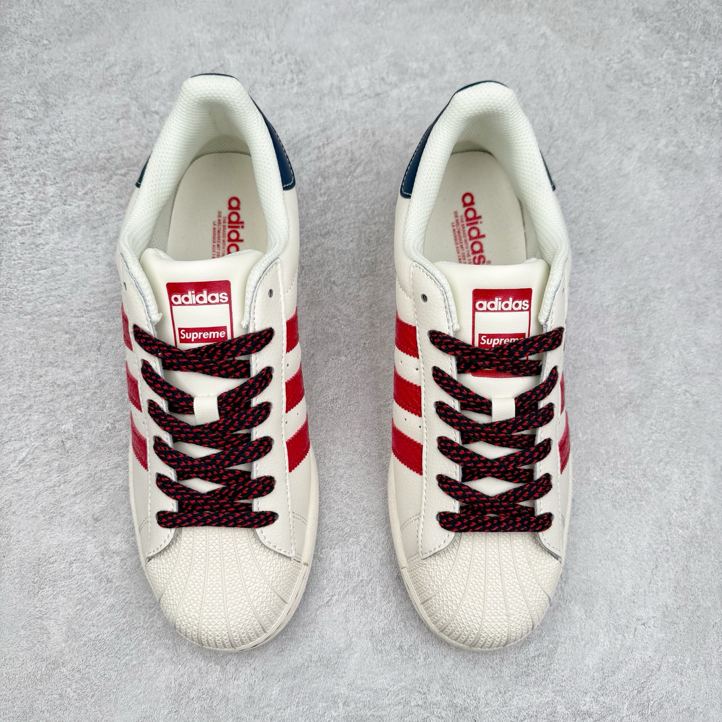 图片[2]-AD Originals Superstar 经典复古贝壳头板鞋 BZ2521 诞生于1969年 是第一双将全皮面鞋 身与橡胶鞋头结合在一起的低帮篮球鞋 Superstar最开始 是作为高帮篮球鞋Pro Model的低帮版本而出现的 但因为其独特和醒目的橡胶鞋头造型而让大家熟知 被大家形象地称为\\\”shelltoe\\\”贝壳头 在70年代的美国职业篮球场上 接近3/4的NBA球员都将这双Superstar作为场上用鞋 80年代之后 经过不断的改良和发展 Superstar逐渐成为横跨时装、音乐、街头文化、休闲和运动等各大领域的时尚潮鞋 尺码：36 36.5 37 38 38.5 39 40 40.5 41 42 42.5 43 44 44.5 45-选品中心