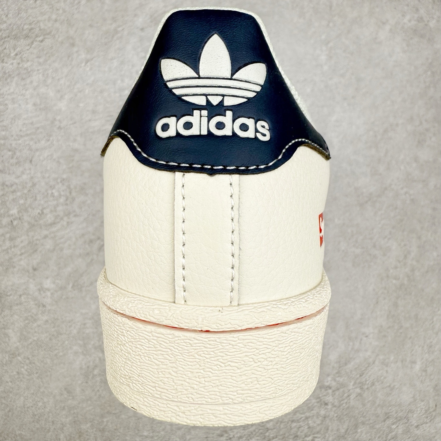 图片[8]-AD Originals Superstar 经典复古贝壳头板鞋 BZ2521 诞生于1969年 是第一双将全皮面鞋 身与橡胶鞋头结合在一起的低帮篮球鞋 Superstar最开始 是作为高帮篮球鞋Pro Model的低帮版本而出现的 但因为其独特和醒目的橡胶鞋头造型而让大家熟知 被大家形象地称为\\\”shelltoe\\\”贝壳头 在70年代的美国职业篮球场上 接近3/4的NBA球员都将这双Superstar作为场上用鞋 80年代之后 经过不断的改良和发展 Superstar逐渐成为横跨时装、音乐、街头文化、休闲和运动等各大领域的时尚潮鞋 尺码：36 36.5 37 38 38.5 39 40 40.5 41 42 42.5 43 44 44.5 45-选品中心