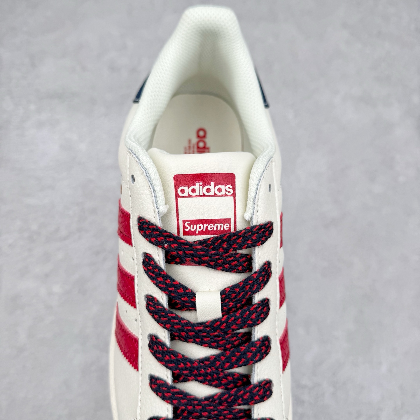 图片[5]-AD Originals Superstar 经典复古贝壳头板鞋 BZ2521 诞生于1969年 是第一双将全皮面鞋 身与橡胶鞋头结合在一起的低帮篮球鞋 Superstar最开始 是作为高帮篮球鞋Pro Model的低帮版本而出现的 但因为其独特和醒目的橡胶鞋头造型而让大家熟知 被大家形象地称为\\\”shelltoe\\\”贝壳头 在70年代的美国职业篮球场上 接近3/4的NBA球员都将这双Superstar作为场上用鞋 80年代之后 经过不断的改良和发展 Superstar逐渐成为横跨时装、音乐、街头文化、休闲和运动等各大领域的时尚潮鞋 尺码：36 36.5 37 38 38.5 39 40 40.5 41 42 42.5 43 44 44.5 45-选品中心