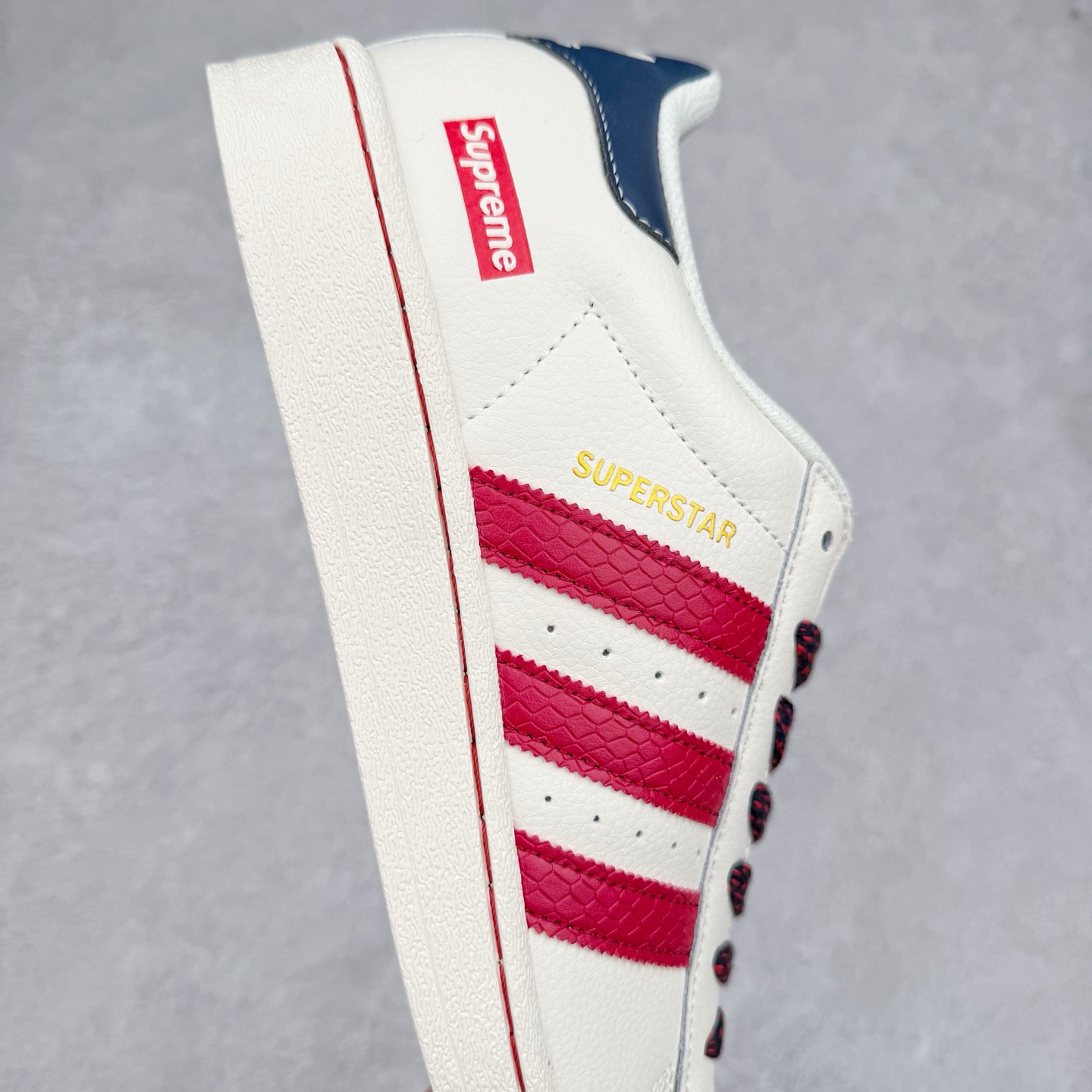 图片[6]-AD Originals Superstar 经典复古贝壳头板鞋 BZ2521 诞生于1969年 是第一双将全皮面鞋 身与橡胶鞋头结合在一起的低帮篮球鞋 Superstar最开始 是作为高帮篮球鞋Pro Model的低帮版本而出现的 但因为其独特和醒目的橡胶鞋头造型而让大家熟知 被大家形象地称为\\\”shelltoe\\\”贝壳头 在70年代的美国职业篮球场上 接近3/4的NBA球员都将这双Superstar作为场上用鞋 80年代之后 经过不断的改良和发展 Superstar逐渐成为横跨时装、音乐、街头文化、休闲和运动等各大领域的时尚潮鞋 尺码：36 36.5 37 38 38.5 39 40 40.5 41 42 42.5 43 44 44.5 45-选品中心