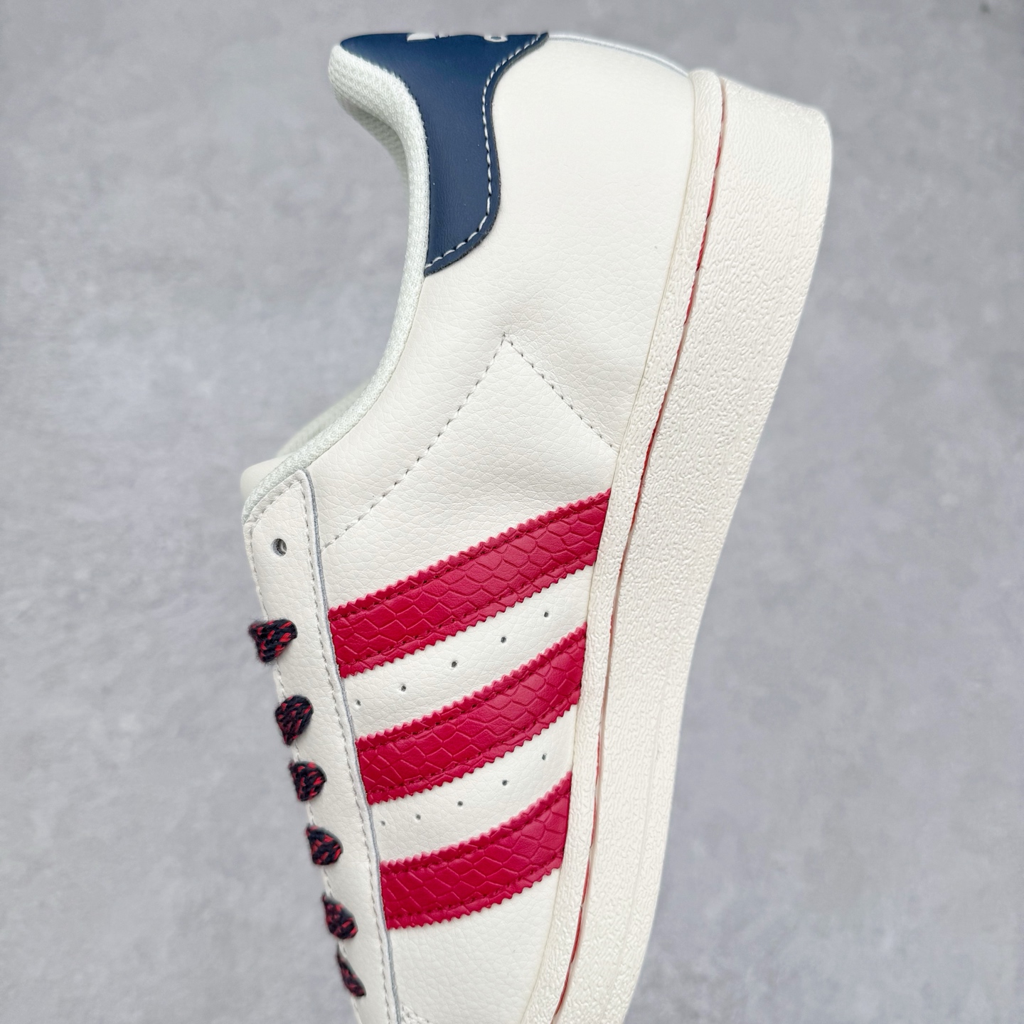 图片[7]-AD Originals Superstar 经典复古贝壳头板鞋 BZ2521 诞生于1969年 是第一双将全皮面鞋 身与橡胶鞋头结合在一起的低帮篮球鞋 Superstar最开始 是作为高帮篮球鞋Pro Model的低帮版本而出现的 但因为其独特和醒目的橡胶鞋头造型而让大家熟知 被大家形象地称为\\\”shelltoe\\\”贝壳头 在70年代的美国职业篮球场上 接近3/4的NBA球员都将这双Superstar作为场上用鞋 80年代之后 经过不断的改良和发展 Superstar逐渐成为横跨时装、音乐、街头文化、休闲和运动等各大领域的时尚潮鞋 尺码：36 36.5 37 38 38.5 39 40 40.5 41 42 42.5 43 44 44.5 45-选品中心