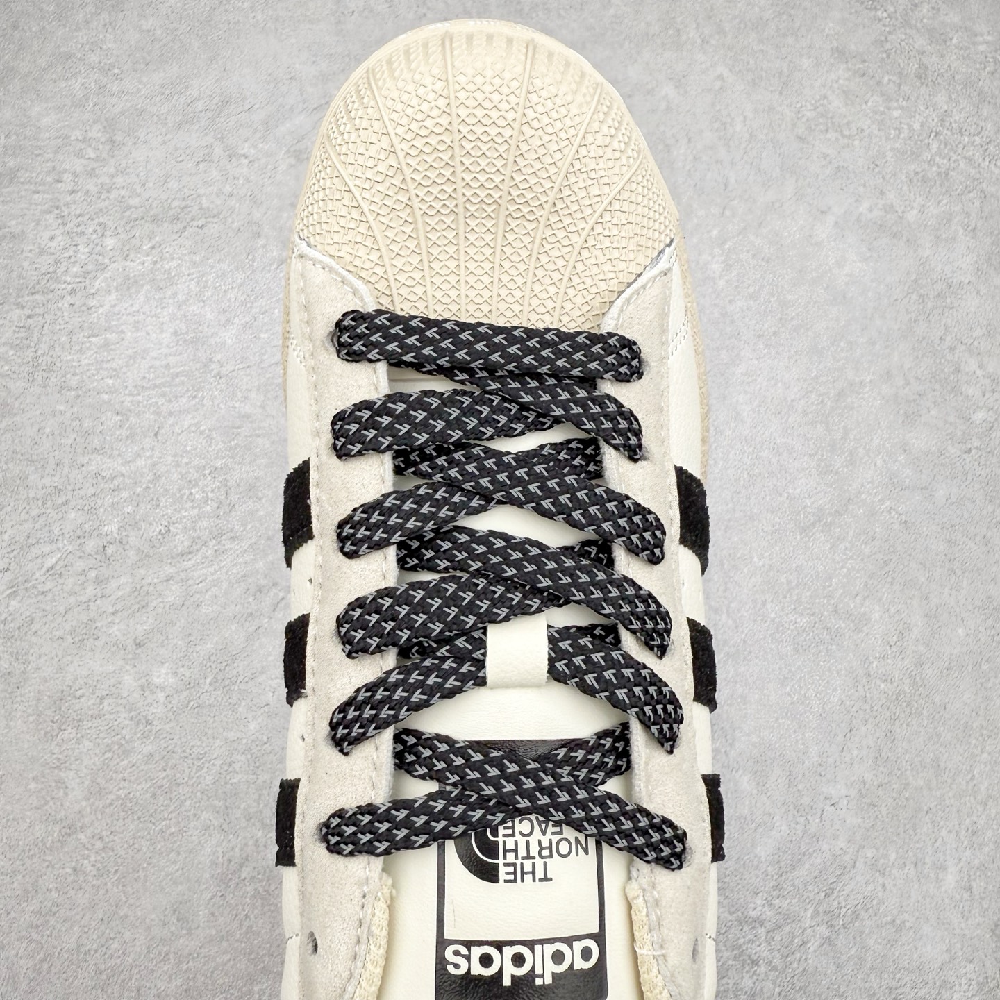 图片[4]-AD Originals Superstar 经典复古贝壳头板鞋 BZ2504 诞生于1969年 是第一双将全皮面鞋 身与橡胶鞋头结合在一起的低帮篮球鞋 Superstar最开始 是作为高帮篮球鞋Pro Model的低帮版本而出现的 但因为其独特和醒目的橡胶鞋头造型而让大家熟知 被大家形象地称为\\\”shelltoe\\\”贝壳头 在70年代的美国职业篮球场上 接近3/4的NBA球员都将这双Superstar作为场上用鞋 80年代之后 经过不断的改良和发展 Superstar逐渐成为横跨时装、音乐、街头文化、休闲和运动等各大领域的时尚潮鞋 尺码：36 36.5 37 38 38.5 39 40 40.5 41 42 42.5 43 44 44.5 45-选品中心