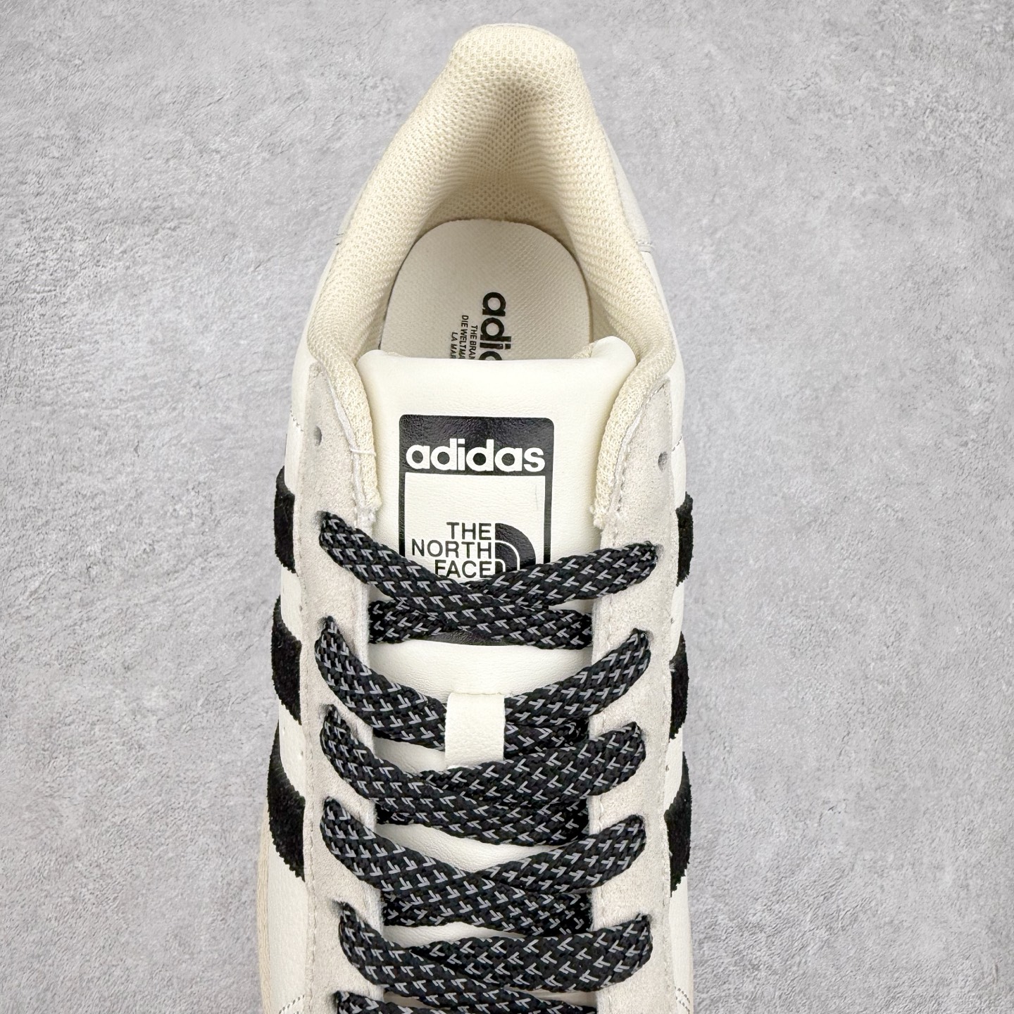 图片[5]-AD Originals Superstar 经典复古贝壳头板鞋 BZ2504 诞生于1969年 是第一双将全皮面鞋 身与橡胶鞋头结合在一起的低帮篮球鞋 Superstar最开始 是作为高帮篮球鞋Pro Model的低帮版本而出现的 但因为其独特和醒目的橡胶鞋头造型而让大家熟知 被大家形象地称为\\\”shelltoe\\\”贝壳头 在70年代的美国职业篮球场上 接近3/4的NBA球员都将这双Superstar作为场上用鞋 80年代之后 经过不断的改良和发展 Superstar逐渐成为横跨时装、音乐、街头文化、休闲和运动等各大领域的时尚潮鞋 尺码：36 36.5 37 38 38.5 39 40 40.5 41 42 42.5 43 44 44.5 45-选品中心