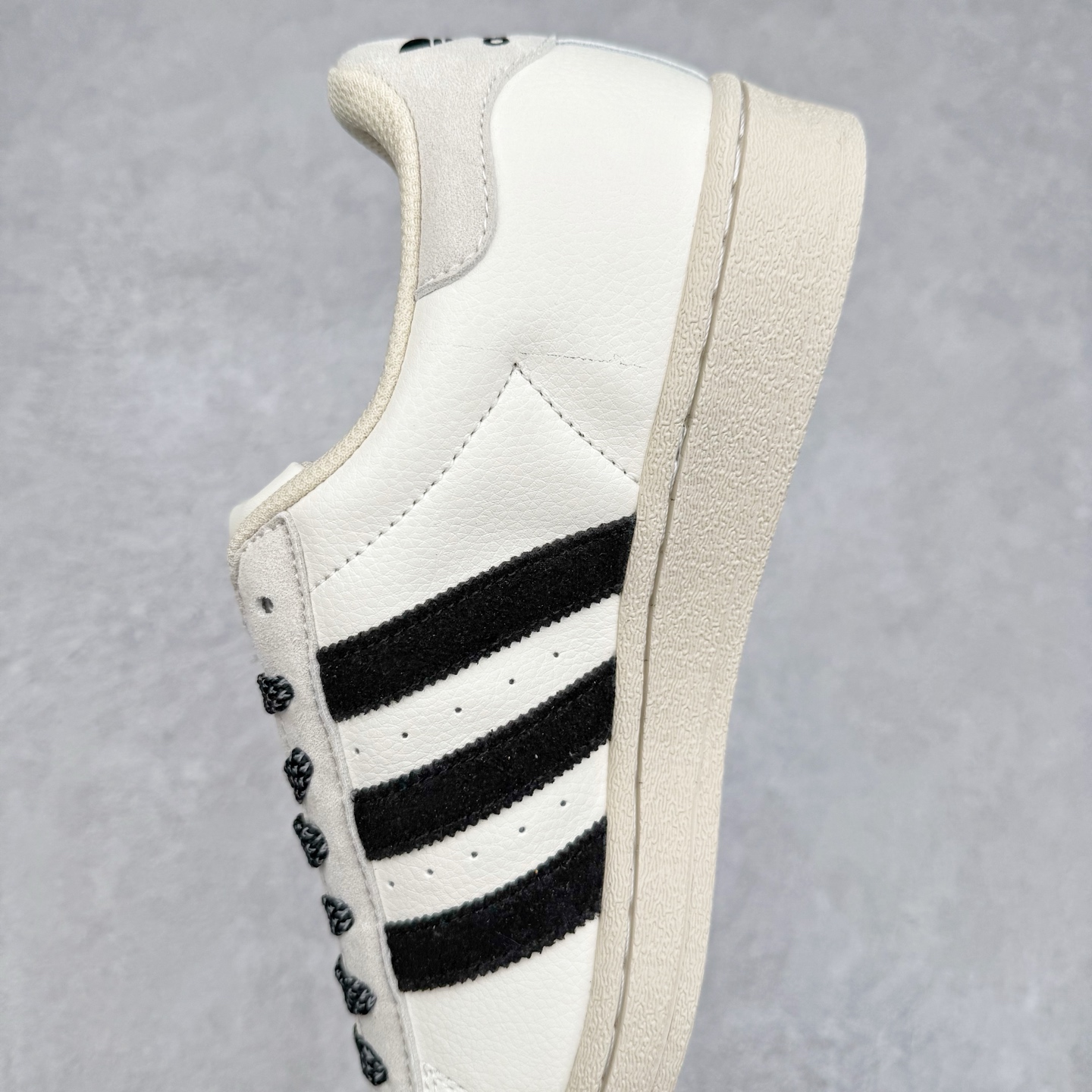 图片[7]-AD Originals Superstar 经典复古贝壳头板鞋 BZ2504 诞生于1969年 是第一双将全皮面鞋 身与橡胶鞋头结合在一起的低帮篮球鞋 Superstar最开始 是作为高帮篮球鞋Pro Model的低帮版本而出现的 但因为其独特和醒目的橡胶鞋头造型而让大家熟知 被大家形象地称为\\\”shelltoe\\\”贝壳头 在70年代的美国职业篮球场上 接近3/4的NBA球员都将这双Superstar作为场上用鞋 80年代之后 经过不断的改良和发展 Superstar逐渐成为横跨时装、音乐、街头文化、休闲和运动等各大领域的时尚潮鞋 尺码：36 36.5 37 38 38.5 39 40 40.5 41 42 42.5 43 44 44.5 45-选品中心