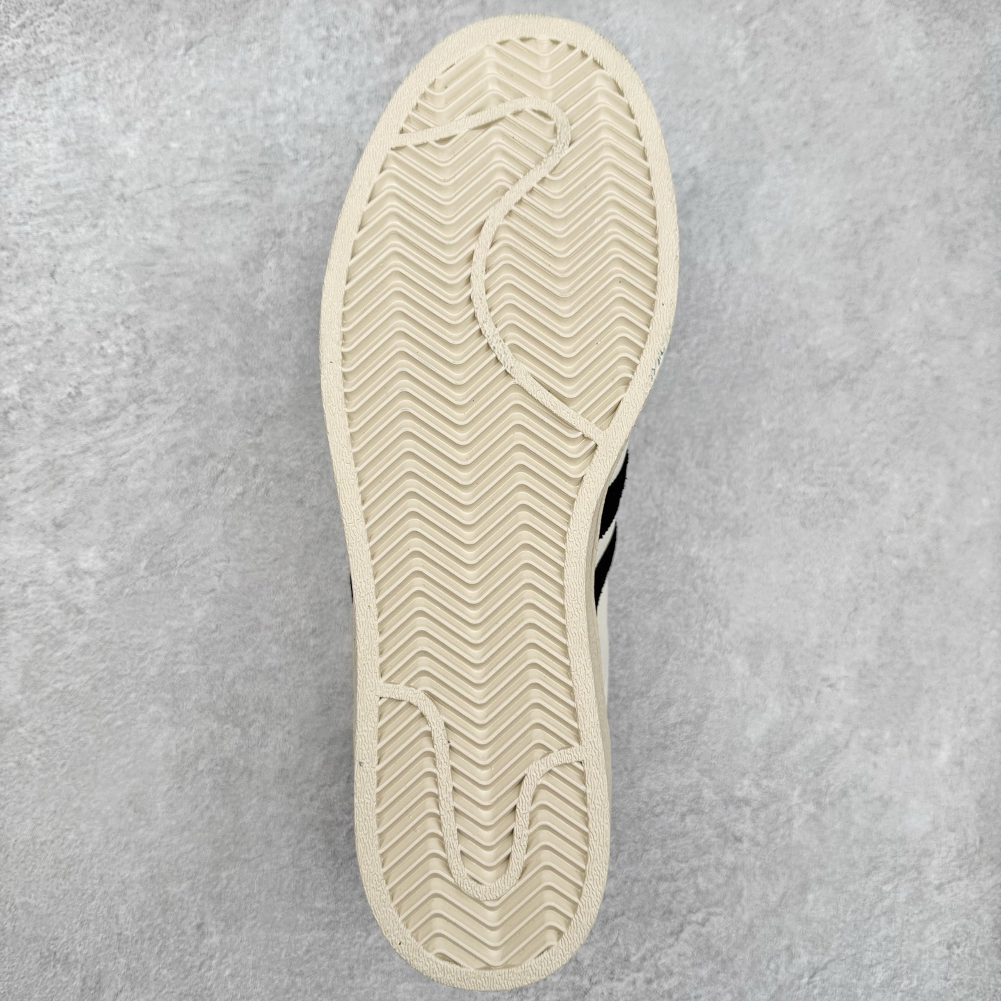 图片[9]-AD Originals Superstar 经典复古贝壳头板鞋 BZ2504 诞生于1969年 是第一双将全皮面鞋 身与橡胶鞋头结合在一起的低帮篮球鞋 Superstar最开始 是作为高帮篮球鞋Pro Model的低帮版本而出现的 但因为其独特和醒目的橡胶鞋头造型而让大家熟知 被大家形象地称为\\\”shelltoe\\\”贝壳头 在70年代的美国职业篮球场上 接近3/4的NBA球员都将这双Superstar作为场上用鞋 80年代之后 经过不断的改良和发展 Superstar逐渐成为横跨时装、音乐、街头文化、休闲和运动等各大领域的时尚潮鞋 尺码：36 36.5 37 38 38.5 39 40 40.5 41 42 42.5 43 44 44.5 45-选品中心