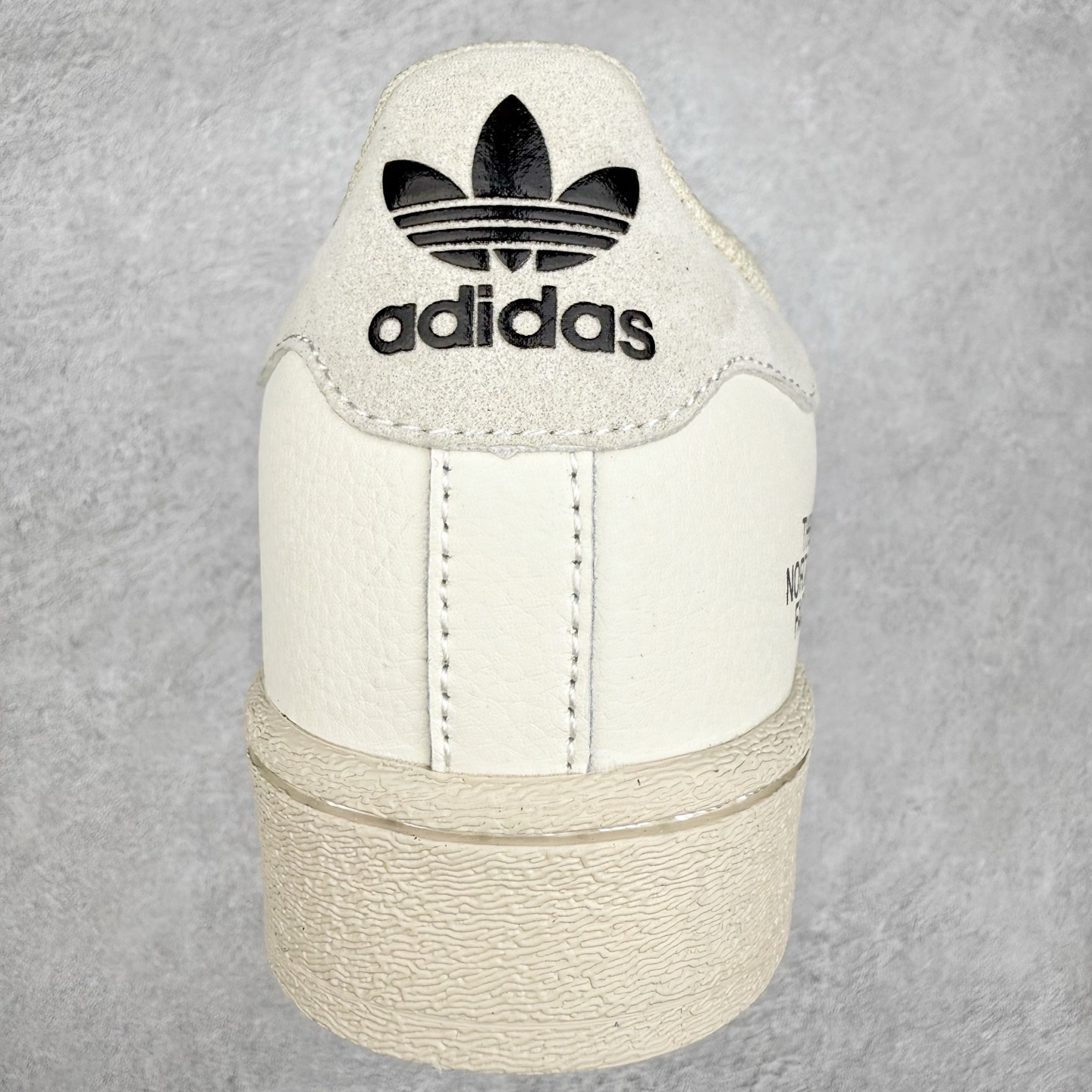 图片[8]-AD Originals Superstar 经典复古贝壳头板鞋 BZ2504 诞生于1969年 是第一双将全皮面鞋 身与橡胶鞋头结合在一起的低帮篮球鞋 Superstar最开始 是作为高帮篮球鞋Pro Model的低帮版本而出现的 但因为其独特和醒目的橡胶鞋头造型而让大家熟知 被大家形象地称为\\\”shelltoe\\\”贝壳头 在70年代的美国职业篮球场上 接近3/4的NBA球员都将这双Superstar作为场上用鞋 80年代之后 经过不断的改良和发展 Superstar逐渐成为横跨时装、音乐、街头文化、休闲和运动等各大领域的时尚潮鞋 尺码：36 36.5 37 38 38.5 39 40 40.5 41 42 42.5 43 44 44.5 45-选品中心