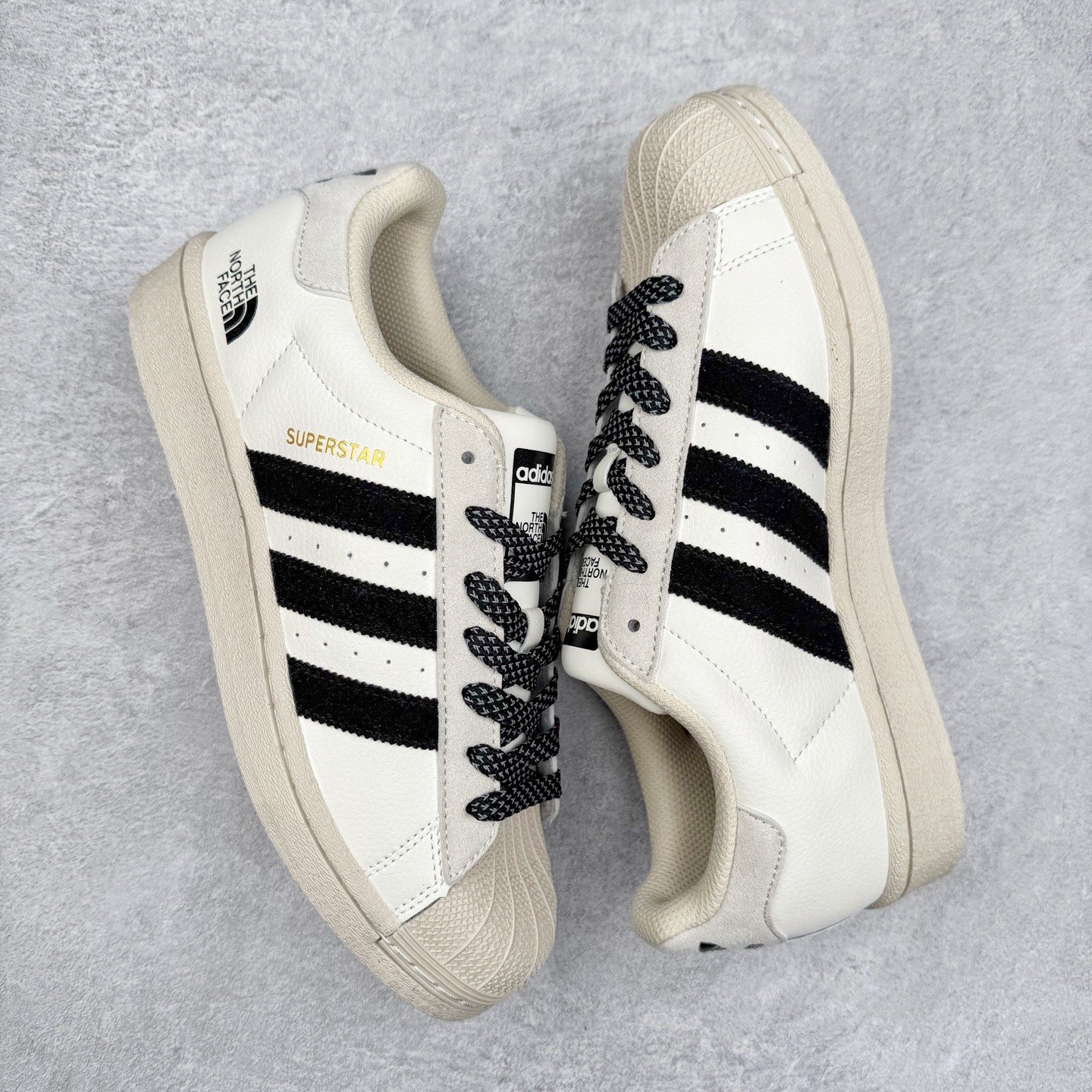 图片[3]-AD Originals Superstar 经典复古贝壳头板鞋 BZ2504 诞生于1969年 是第一双将全皮面鞋 身与橡胶鞋头结合在一起的低帮篮球鞋 Superstar最开始 是作为高帮篮球鞋Pro Model的低帮版本而出现的 但因为其独特和醒目的橡胶鞋头造型而让大家熟知 被大家形象地称为\\\”shelltoe\\\”贝壳头 在70年代的美国职业篮球场上 接近3/4的NBA球员都将这双Superstar作为场上用鞋 80年代之后 经过不断的改良和发展 Superstar逐渐成为横跨时装、音乐、街头文化、休闲和运动等各大领域的时尚潮鞋 尺码：36 36.5 37 38 38.5 39 40 40.5 41 42 42.5 43 44 44.5 45-选品中心