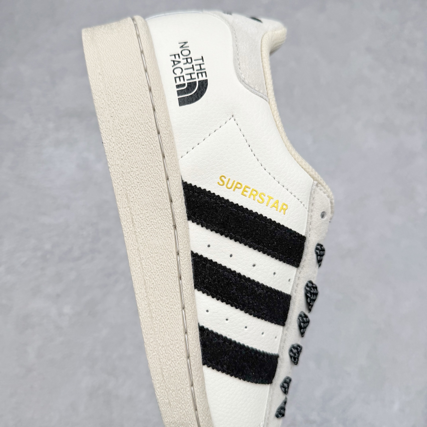 图片[6]-AD Originals Superstar 经典复古贝壳头板鞋 BZ2504 诞生于1969年 是第一双将全皮面鞋 身与橡胶鞋头结合在一起的低帮篮球鞋 Superstar最开始 是作为高帮篮球鞋Pro Model的低帮版本而出现的 但因为其独特和醒目的橡胶鞋头造型而让大家熟知 被大家形象地称为\\\”shelltoe\\\”贝壳头 在70年代的美国职业篮球场上 接近3/4的NBA球员都将这双Superstar作为场上用鞋 80年代之后 经过不断的改良和发展 Superstar逐渐成为横跨时装、音乐、街头文化、休闲和运动等各大领域的时尚潮鞋 尺码：36 36.5 37 38 38.5 39 40 40.5 41 42 42.5 43 44 44.5 45-选品中心