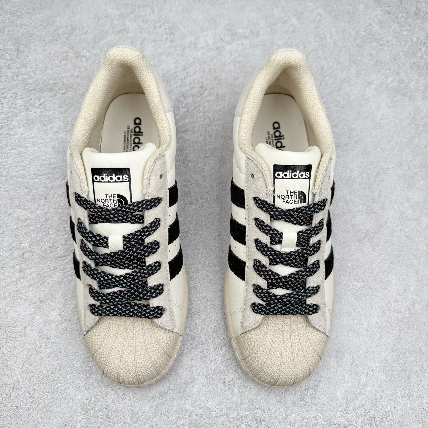 图片[2]-AD Originals Superstar 经典复古贝壳头板鞋 BZ2504 诞生于1969年 是第一双将全皮面鞋 身与橡胶鞋头结合在一起的低帮篮球鞋 Superstar最开始 是作为高帮篮球鞋Pro Model的低帮版本而出现的 但因为其独特和醒目的橡胶鞋头造型而让大家熟知 被大家形象地称为\\\”shelltoe\\\”贝壳头 在70年代的美国职业篮球场上 接近3/4的NBA球员都将这双Superstar作为场上用鞋 80年代之后 经过不断的改良和发展 Superstar逐渐成为横跨时装、音乐、街头文化、休闲和运动等各大领域的时尚潮鞋 尺码：36 36.5 37 38 38.5 39 40 40.5 41 42 42.5 43 44 44.5 45-选品中心