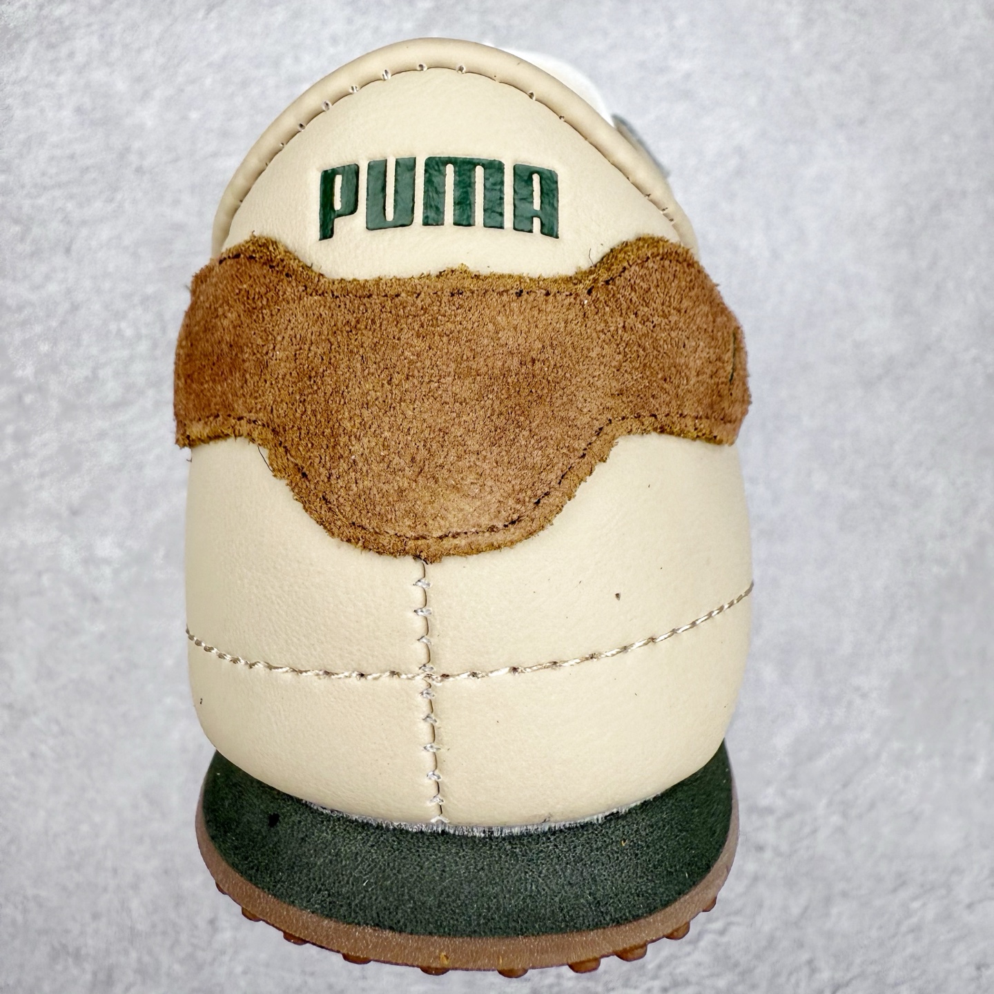 图片[8]-PUMA Bella UT Low 彪马贝拉UT系列低帮薄底德训复古风经典百搭休闲慢跑鞋 继将 Speedcat OG 带回后，近日 Puma 再以品牌档案室的经典鞋型 Bella OG 为蓝本，推出契合时下薄底球鞋趋势的 Bella UT 鞋款。自 21 世纪初问世以来，Bella OG 鞋型以其独特的薄底设计和上翻外底设计收获了众多年轻拥趸，更是 PUMA DNA 中不可磨灭的经典。此番重新推出的 Bella UT 鞋款，整体鞋面采用上乘皮革材质，并延续 Formstrip 设计语言；鞋头处采用精致的包头设计，搭配麂皮材质提升质感；鞋底部分保留 Bella 鞋款标志性的薄底和点状橡胶外底，上翘的设计包裹鞋面；鞋舌与鞋跟分别点缀美洲狮 Logo 与品牌字母 Logo。值得一提的是，本次 Bella UT 鞋款搭载 SOFTFOAM+ 鞋垫，兼顾美学设计与穿着舒适度。而配色上则提供白、黄、蓝、银、粉五款颜色。尺码：35.5 36 37 37.5 38 39 39.5 40 40.5 41 42 42.5 43 44 44.5 45-选品中心