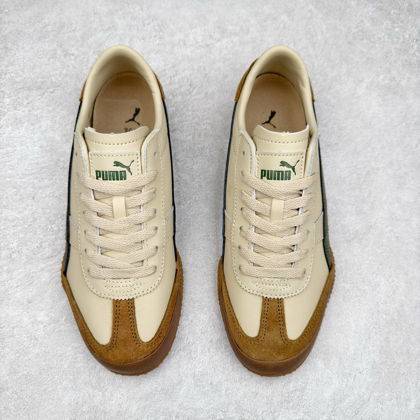 图片[2]-PUMA Bella UT Low 彪马贝拉UT系列低帮薄底德训复古风经典百搭休闲慢跑鞋 继将 Speedcat OG 带回后，近日 Puma 再以品牌档案室的经典鞋型 Bella OG 为蓝本，推出契合时下薄底球鞋趋势的 Bella UT 鞋款。自 21 世纪初问世以来，Bella OG 鞋型以其独特的薄底设计和上翻外底设计收获了众多年轻拥趸，更是 PUMA DNA 中不可磨灭的经典。此番重新推出的 Bella UT 鞋款，整体鞋面采用上乘皮革材质，并延续 Formstrip 设计语言；鞋头处采用精致的包头设计，搭配麂皮材质提升质感；鞋底部分保留 Bella 鞋款标志性的薄底和点状橡胶外底，上翘的设计包裹鞋面；鞋舌与鞋跟分别点缀美洲狮 Logo 与品牌字母 Logo。值得一提的是，本次 Bella UT 鞋款搭载 SOFTFOAM+ 鞋垫，兼顾美学设计与穿着舒适度。而配色上则提供白、黄、蓝、银、粉五款颜色。尺码：35.5 36 37 37.5 38 39 39.5 40 40.5 41 42 42.5 43 44 44.5 45-选品中心