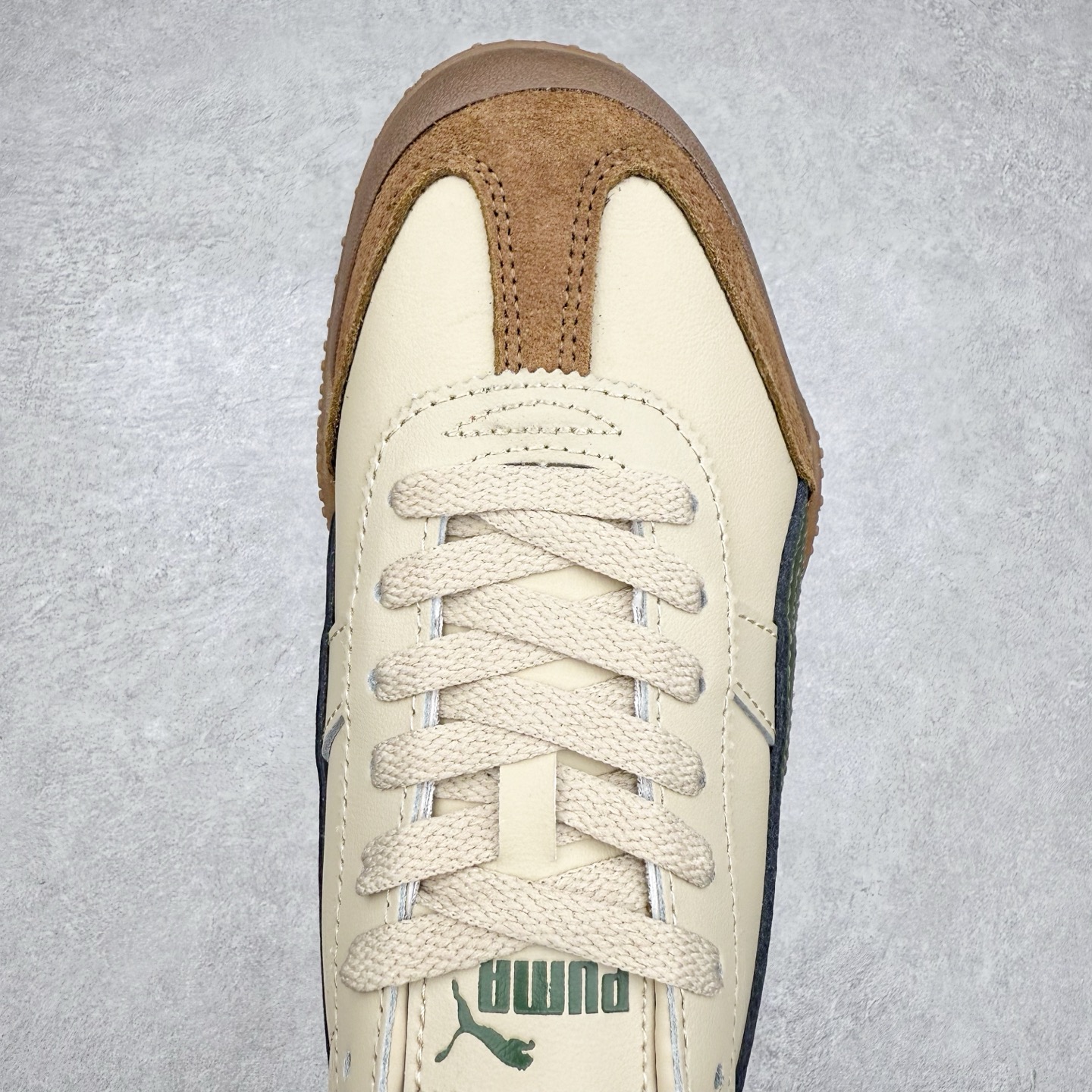 图片[4]-PUMA Bella UT Low 彪马贝拉UT系列低帮薄底德训复古风经典百搭休闲慢跑鞋 继将 Speedcat OG 带回后，近日 Puma 再以品牌档案室的经典鞋型 Bella OG 为蓝本，推出契合时下薄底球鞋趋势的 Bella UT 鞋款。自 21 世纪初问世以来，Bella OG 鞋型以其独特的薄底设计和上翻外底设计收获了众多年轻拥趸，更是 PUMA DNA 中不可磨灭的经典。此番重新推出的 Bella UT 鞋款，整体鞋面采用上乘皮革材质，并延续 Formstrip 设计语言；鞋头处采用精致的包头设计，搭配麂皮材质提升质感；鞋底部分保留 Bella 鞋款标志性的薄底和点状橡胶外底，上翘的设计包裹鞋面；鞋舌与鞋跟分别点缀美洲狮 Logo 与品牌字母 Logo。值得一提的是，本次 Bella UT 鞋款搭载 SOFTFOAM+ 鞋垫，兼顾美学设计与穿着舒适度。而配色上则提供白、黄、蓝、银、粉五款颜色。尺码：35.5 36 37 37.5 38 39 39.5 40 40.5 41 42 42.5 43 44 44.5 45-选品中心