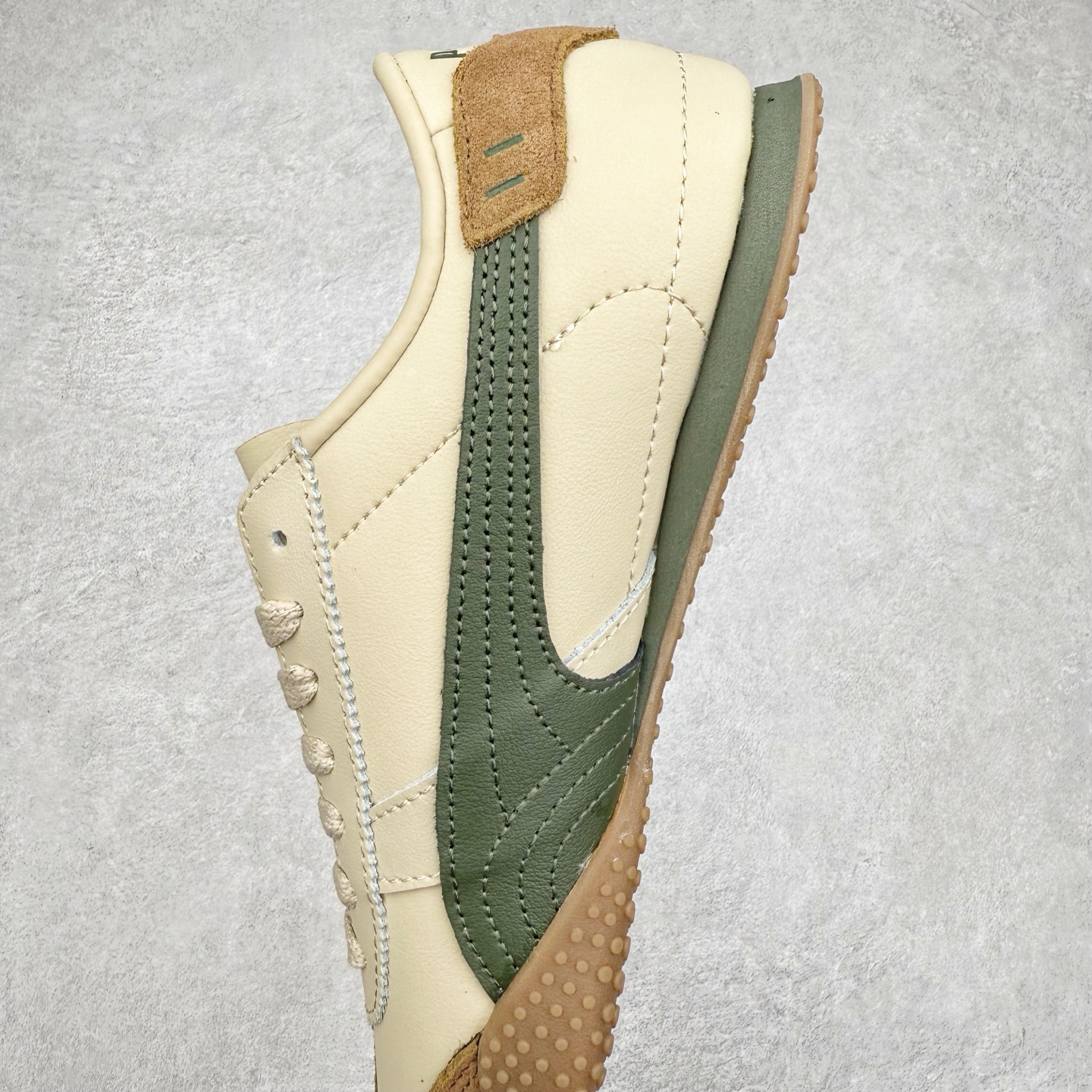 图片[7]-PUMA Bella UT Low 彪马贝拉UT系列低帮薄底德训复古风经典百搭休闲慢跑鞋 继将 Speedcat OG 带回后，近日 Puma 再以品牌档案室的经典鞋型 Bella OG 为蓝本，推出契合时下薄底球鞋趋势的 Bella UT 鞋款。自 21 世纪初问世以来，Bella OG 鞋型以其独特的薄底设计和上翻外底设计收获了众多年轻拥趸，更是 PUMA DNA 中不可磨灭的经典。此番重新推出的 Bella UT 鞋款，整体鞋面采用上乘皮革材质，并延续 Formstrip 设计语言；鞋头处采用精致的包头设计，搭配麂皮材质提升质感；鞋底部分保留 Bella 鞋款标志性的薄底和点状橡胶外底，上翘的设计包裹鞋面；鞋舌与鞋跟分别点缀美洲狮 Logo 与品牌字母 Logo。值得一提的是，本次 Bella UT 鞋款搭载 SOFTFOAM+ 鞋垫，兼顾美学设计与穿着舒适度。而配色上则提供白、黄、蓝、银、粉五款颜色。尺码：35.5 36 37 37.5 38 39 39.5 40 40.5 41 42 42.5 43 44 44.5 45-选品中心