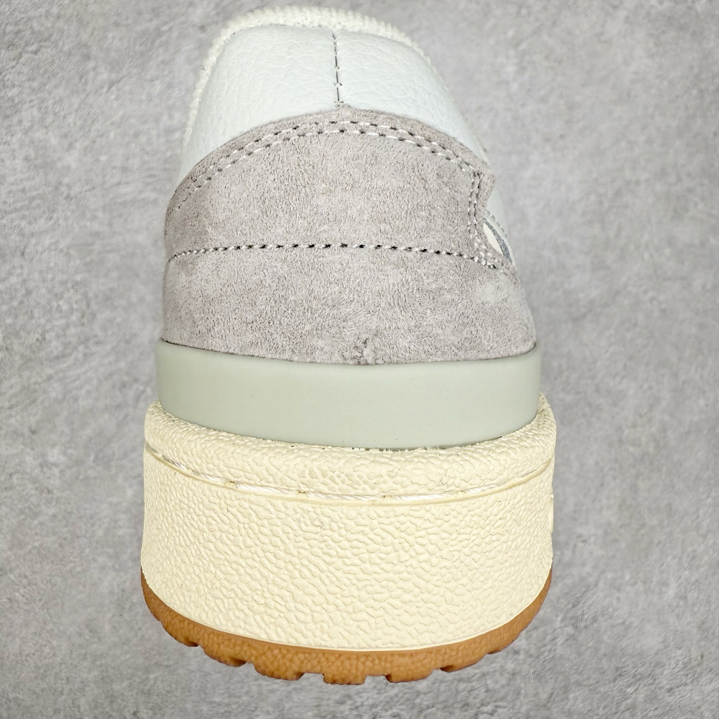 图片[8]-AD Forum 84 Low OG 低帮百搭潮流休闲运动板鞋 FY7998 以复古篮球鞋的外形为基础 采用皮革拼接 简约百搭 更加贴合舒适 中底内侧网格造型起到点睛之笔 外底橡胶 更显复古 尺码：36 36.5 37.5 38 38.5 39 40 40.5 41 42 42.5 43 44 44.5 45-选品中心