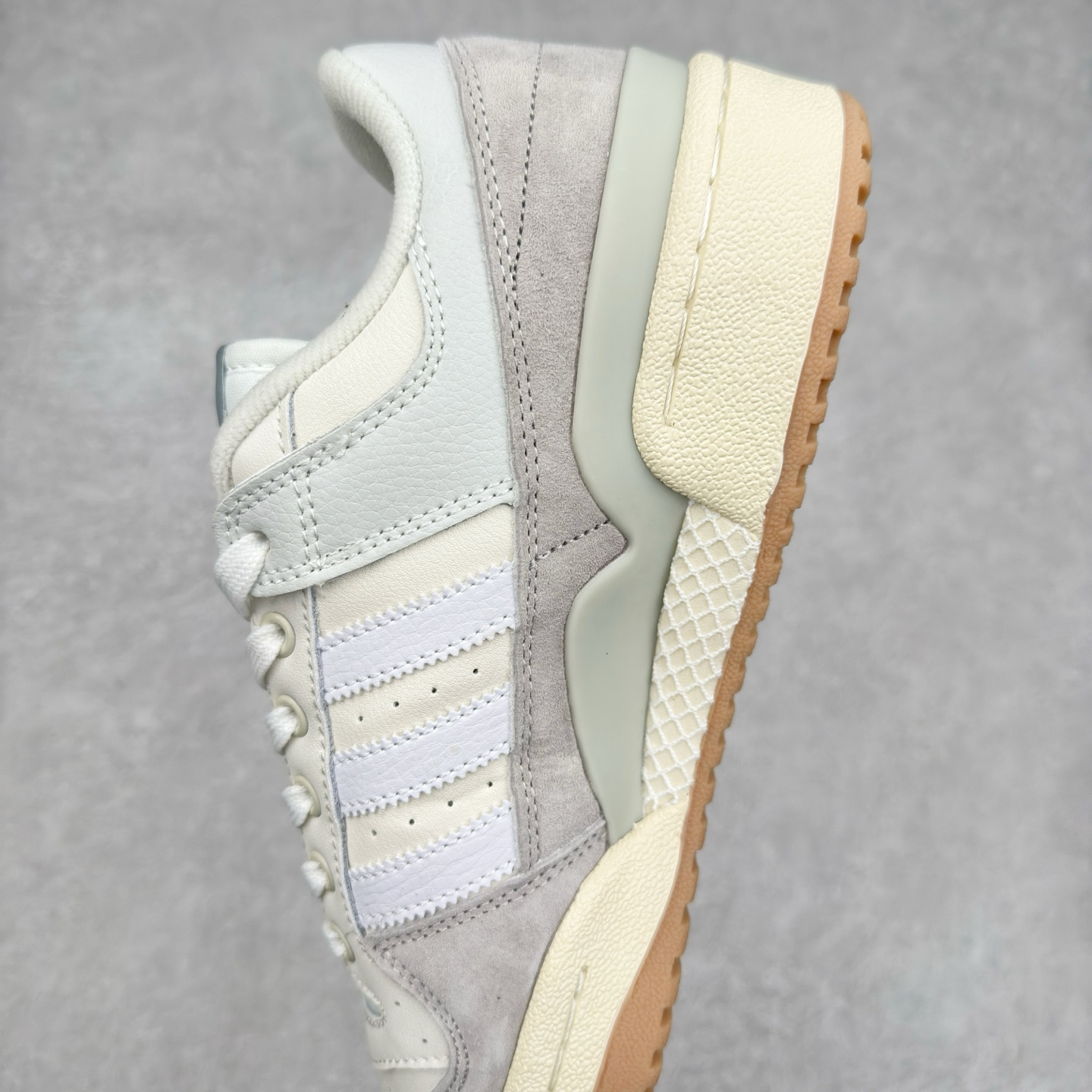 图片[7]-AD Forum 84 Low OG 低帮百搭潮流休闲运动板鞋 FY7998 以复古篮球鞋的外形为基础 采用皮革拼接 简约百搭 更加贴合舒适 中底内侧网格造型起到点睛之笔 外底橡胶 更显复古 尺码：36 36.5 37.5 38 38.5 39 40 40.5 41 42 42.5 43 44 44.5 45-选品中心