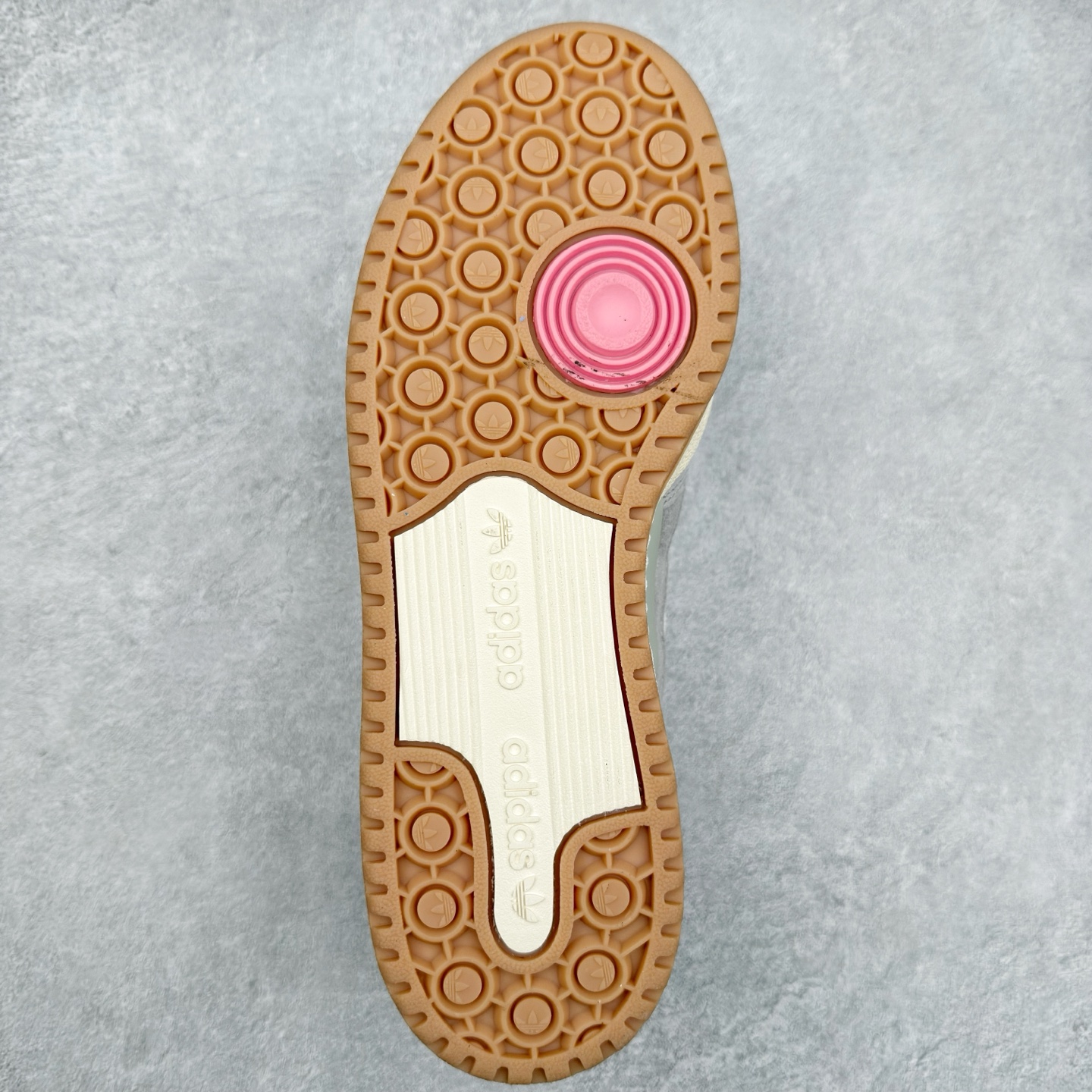 图片[9]-AD Forum 84 Low OG 低帮百搭潮流休闲运动板鞋 FY7998 以复古篮球鞋的外形为基础 采用皮革拼接 简约百搭 更加贴合舒适 中底内侧网格造型起到点睛之笔 外底橡胶 更显复古 尺码：36 36.5 37.5 38 38.5 39 40 40.5 41 42 42.5 43 44 44.5 45-选品中心