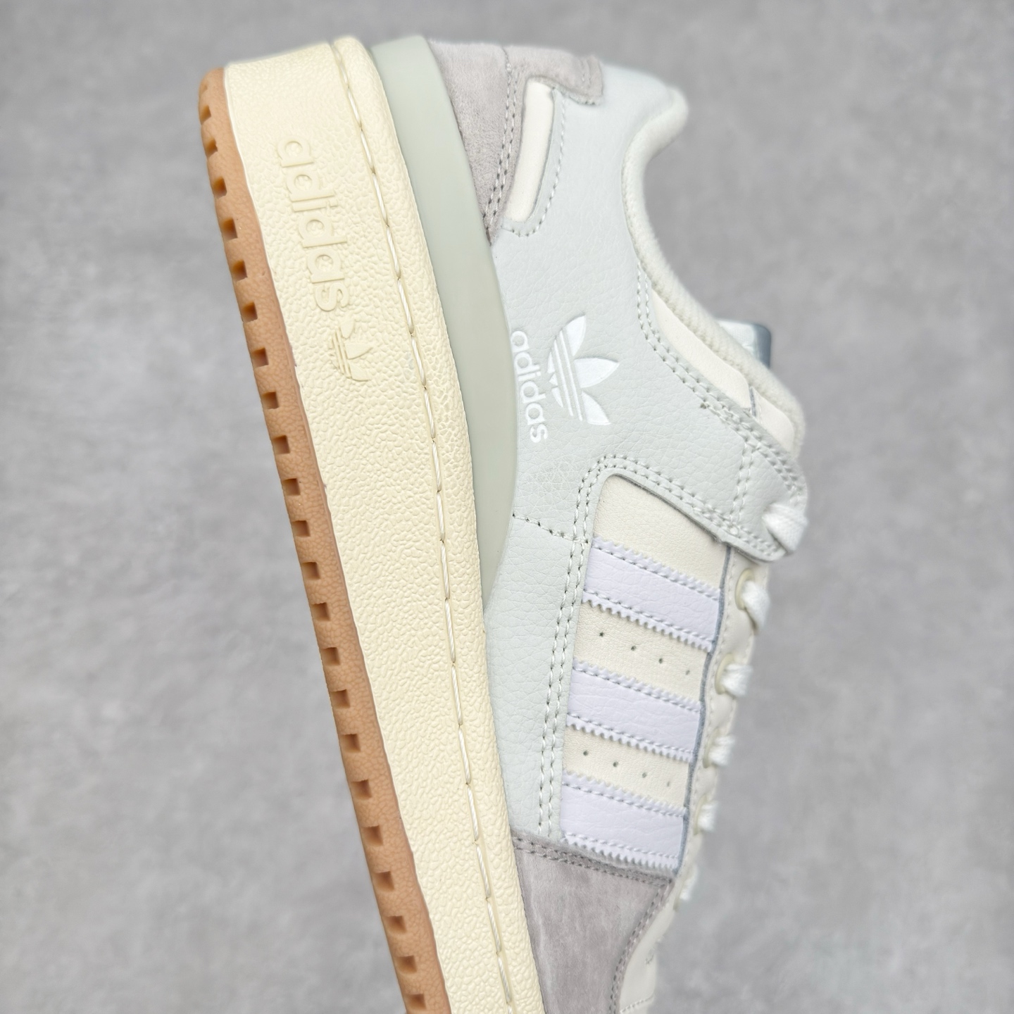 图片[6]-AD Forum 84 Low OG 低帮百搭潮流休闲运动板鞋 FY7998 以复古篮球鞋的外形为基础 采用皮革拼接 简约百搭 更加贴合舒适 中底内侧网格造型起到点睛之笔 外底橡胶 更显复古 尺码：36 36.5 37.5 38 38.5 39 40 40.5 41 42 42.5 43 44 44.5 45-选品中心