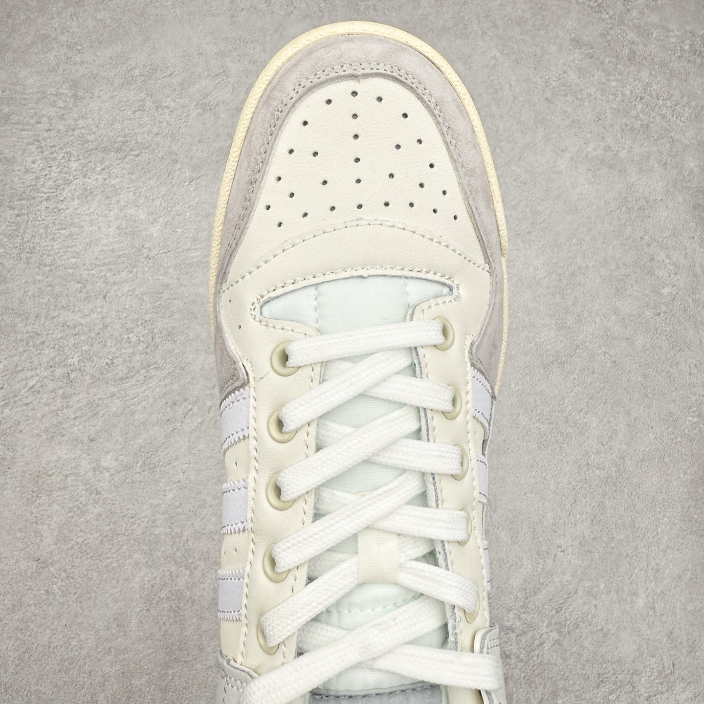 图片[4]-AD Forum 84 Low OG 低帮百搭潮流休闲运动板鞋 FY7998 以复古篮球鞋的外形为基础 采用皮革拼接 简约百搭 更加贴合舒适 中底内侧网格造型起到点睛之笔 外底橡胶 更显复古 尺码：36 36.5 37.5 38 38.5 39 40 40.5 41 42 42.5 43 44 44.5 45-选品中心