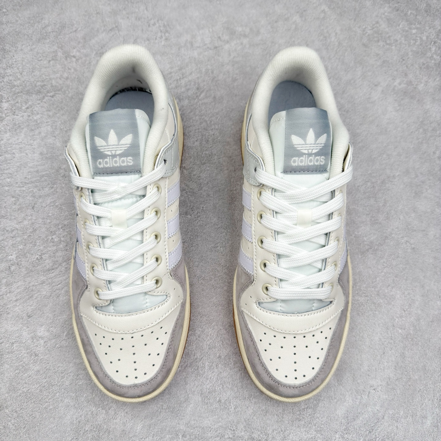 图片[2]-AD Forum 84 Low OG 低帮百搭潮流休闲运动板鞋 FY7998 以复古篮球鞋的外形为基础 采用皮革拼接 简约百搭 更加贴合舒适 中底内侧网格造型起到点睛之笔 外底橡胶 更显复古 尺码：36 36.5 37.5 38 38.5 39 40 40.5 41 42 42.5 43 44 44.5 45-选品中心