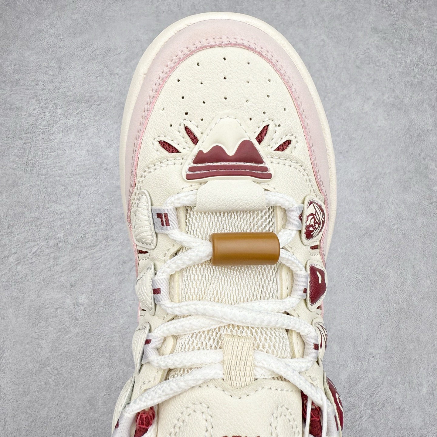 图片[4]-FILA CARROT 2 斐乐萝卜鞋2.0 经典百搭休闲 防滑减震耐磨低帮板鞋 传承了 FILA 的百年基因，融入年轻运动及潮流文化，成为引领变革、创新突破的一代。以“1+N” 的跨界合作模式重现经典的同时创造经典。带来最出其不意的跨界合作惊喜。同时，FILAFUSION把FILA 的 DNA 融入到定制体验里，你可以随心制造厲于你的产品。FILA FUSION 的鞋家族涵盖了老爹鞋、跑步鞋、网球鞋、季节款。风格复古新潮，满足了时尚人士出行及各类运动的搭配需求，成为当下年轻人筷拥的鞋类品牌之一。FILA FUSION 走进年轻人的世界，通过年轻人运动，街舞，滑板，篮球，展现 FILA FUSION 的潮流态度和年轻文化。FILA FUSION 认为末来属于引领变革、创新突破的年轻一代，让我们一起构成 FILA 未来的蓝图吧！尺码：35.5 36 36.5 37.5 38 38.5 39 40-选品中心