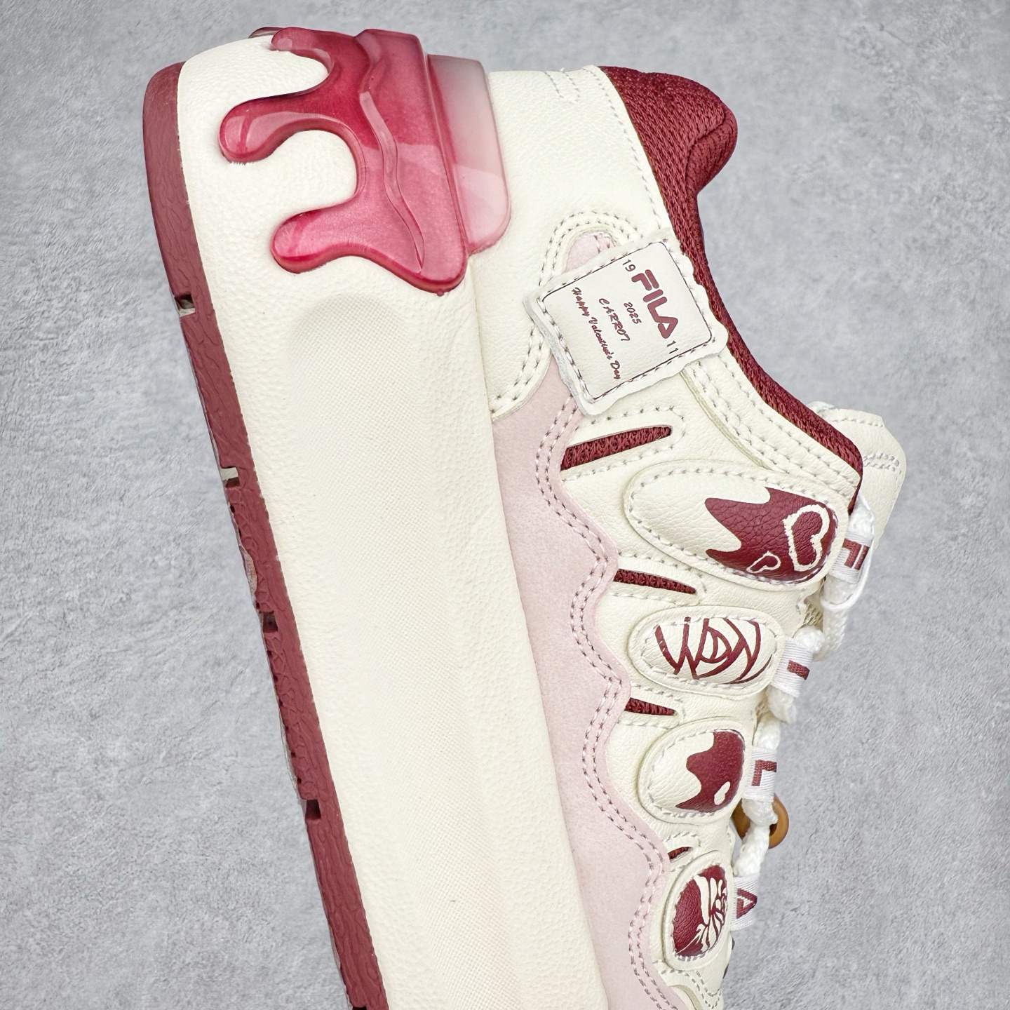 图片[6]-FILA CARROT 2 斐乐萝卜鞋2.0 经典百搭休闲 防滑减震耐磨低帮板鞋 传承了 FILA 的百年基因，融入年轻运动及潮流文化，成为引领变革、创新突破的一代。以“1+N” 的跨界合作模式重现经典的同时创造经典。带来最出其不意的跨界合作惊喜。同时，FILAFUSION把FILA 的 DNA 融入到定制体验里，你可以随心制造厲于你的产品。FILA FUSION 的鞋家族涵盖了老爹鞋、跑步鞋、网球鞋、季节款。风格复古新潮，满足了时尚人士出行及各类运动的搭配需求，成为当下年轻人筷拥的鞋类品牌之一。FILA FUSION 走进年轻人的世界，通过年轻人运动，街舞，滑板，篮球，展现 FILA FUSION 的潮流态度和年轻文化。FILA FUSION 认为末来属于引领变革、创新突破的年轻一代，让我们一起构成 FILA 未来的蓝图吧！尺码：35.5 36 36.5 37.5 38 38.5 39 40-选品中心