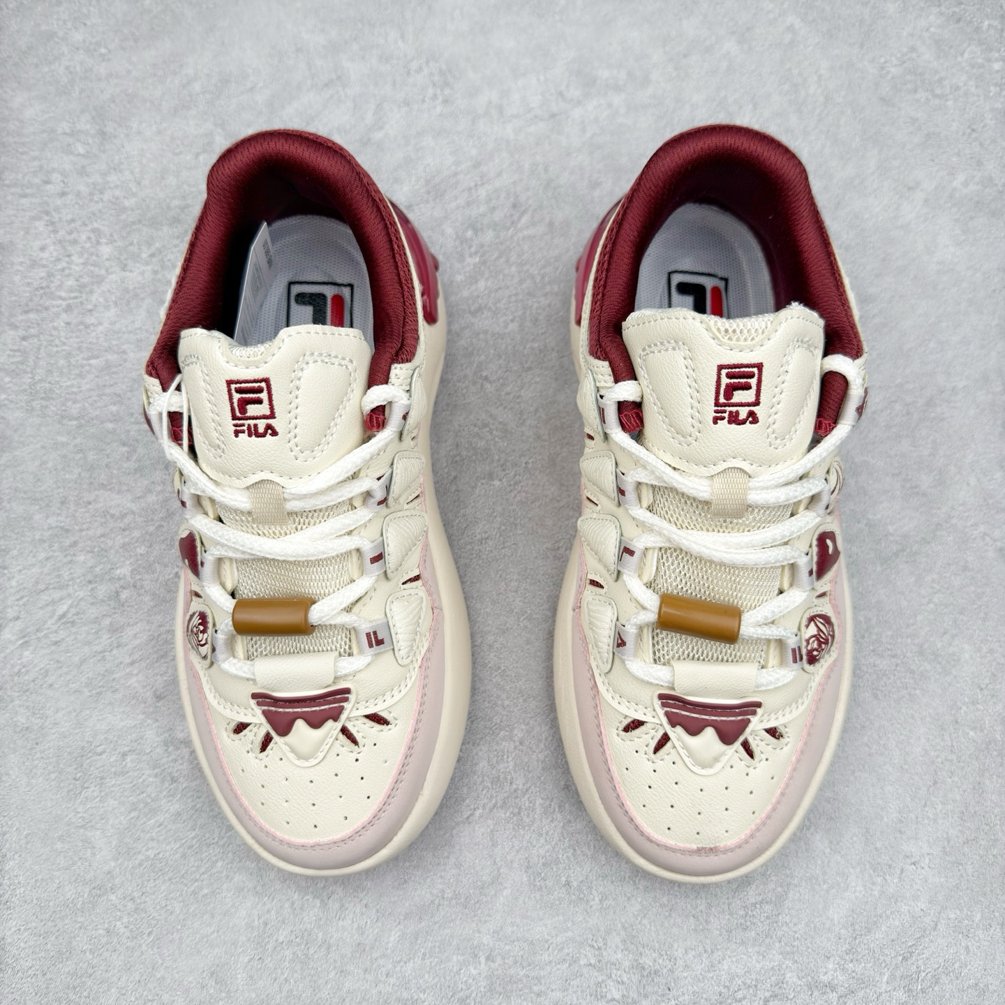 图片[2]-FILA CARROT 2 斐乐萝卜鞋2.0 经典百搭休闲 防滑减震耐磨低帮板鞋 传承了 FILA 的百年基因，融入年轻运动及潮流文化，成为引领变革、创新突破的一代。以“1+N” 的跨界合作模式重现经典的同时创造经典。带来最出其不意的跨界合作惊喜。同时，FILAFUSION把FILA 的 DNA 融入到定制体验里，你可以随心制造厲于你的产品。FILA FUSION 的鞋家族涵盖了老爹鞋、跑步鞋、网球鞋、季节款。风格复古新潮，满足了时尚人士出行及各类运动的搭配需求，成为当下年轻人筷拥的鞋类品牌之一。FILA FUSION 走进年轻人的世界，通过年轻人运动，街舞，滑板，篮球，展现 FILA FUSION 的潮流态度和年轻文化。FILA FUSION 认为末来属于引领变革、创新突破的年轻一代，让我们一起构成 FILA 未来的蓝图吧！尺码：35.5 36 36.5 37.5 38 38.5 39 40-选品中心