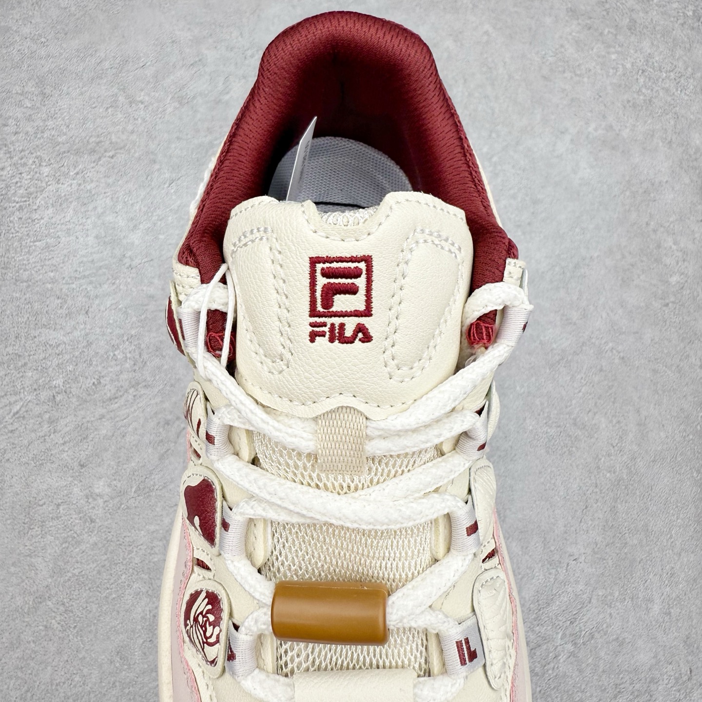 图片[5]-FILA CARROT 2 斐乐萝卜鞋2.0 经典百搭休闲 防滑减震耐磨低帮板鞋 传承了 FILA 的百年基因，融入年轻运动及潮流文化，成为引领变革、创新突破的一代。以“1+N” 的跨界合作模式重现经典的同时创造经典。带来最出其不意的跨界合作惊喜。同时，FILAFUSION把FILA 的 DNA 融入到定制体验里，你可以随心制造厲于你的产品。FILA FUSION 的鞋家族涵盖了老爹鞋、跑步鞋、网球鞋、季节款。风格复古新潮，满足了时尚人士出行及各类运动的搭配需求，成为当下年轻人筷拥的鞋类品牌之一。FILA FUSION 走进年轻人的世界，通过年轻人运动，街舞，滑板，篮球，展现 FILA FUSION 的潮流态度和年轻文化。FILA FUSION 认为末来属于引领变革、创新突破的年轻一代，让我们一起构成 FILA 未来的蓝图吧！尺码：35.5 36 36.5 37.5 38 38.5 39 40-选品中心