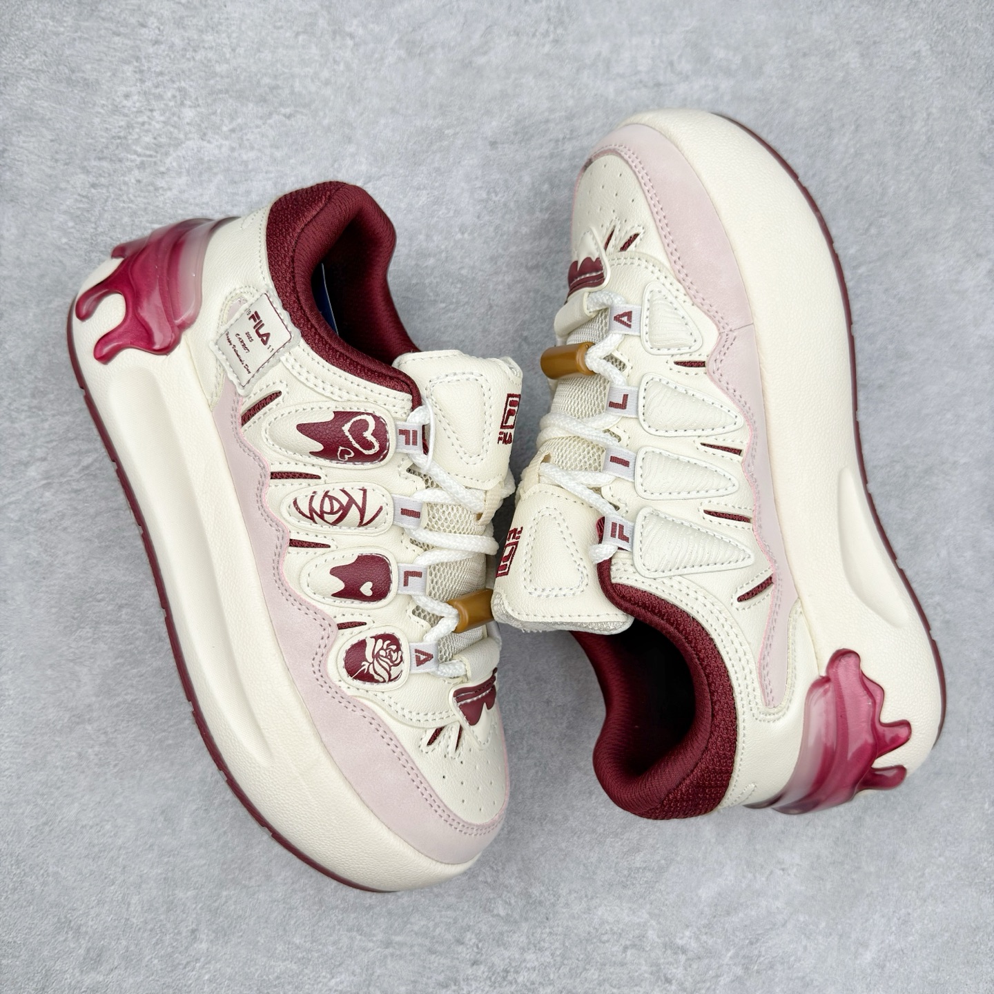 图片[3]-FILA CARROT 2 斐乐萝卜鞋2.0 经典百搭休闲 防滑减震耐磨低帮板鞋 传承了 FILA 的百年基因，融入年轻运动及潮流文化，成为引领变革、创新突破的一代。以“1+N” 的跨界合作模式重现经典的同时创造经典。带来最出其不意的跨界合作惊喜。同时，FILAFUSION把FILA 的 DNA 融入到定制体验里，你可以随心制造厲于你的产品。FILA FUSION 的鞋家族涵盖了老爹鞋、跑步鞋、网球鞋、季节款。风格复古新潮，满足了时尚人士出行及各类运动的搭配需求，成为当下年轻人筷拥的鞋类品牌之一。FILA FUSION 走进年轻人的世界，通过年轻人运动，街舞，滑板，篮球，展现 FILA FUSION 的潮流态度和年轻文化。FILA FUSION 认为末来属于引领变革、创新突破的年轻一代，让我们一起构成 FILA 未来的蓝图吧！尺码：35.5 36 36.5 37.5 38 38.5 39 40-选品中心