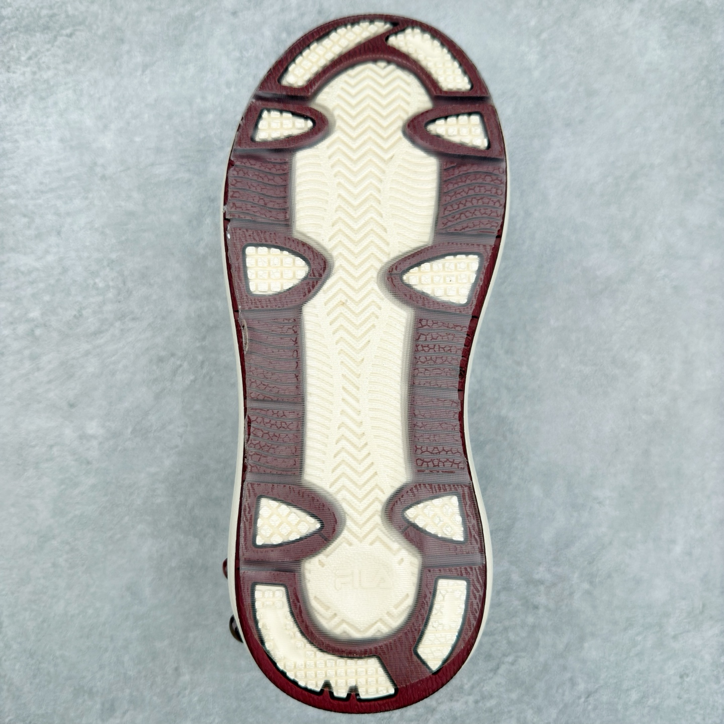 图片[9]-FILA CARROT 2 斐乐萝卜鞋2.0 经典百搭休闲 防滑减震耐磨低帮板鞋 传承了 FILA 的百年基因，融入年轻运动及潮流文化，成为引领变革、创新突破的一代。以“1+N” 的跨界合作模式重现经典的同时创造经典。带来最出其不意的跨界合作惊喜。同时，FILAFUSION把FILA 的 DNA 融入到定制体验里，你可以随心制造厲于你的产品。FILA FUSION 的鞋家族涵盖了老爹鞋、跑步鞋、网球鞋、季节款。风格复古新潮，满足了时尚人士出行及各类运动的搭配需求，成为当下年轻人筷拥的鞋类品牌之一。FILA FUSION 走进年轻人的世界，通过年轻人运动，街舞，滑板，篮球，展现 FILA FUSION 的潮流态度和年轻文化。FILA FUSION 认为末来属于引领变革、创新突破的年轻一代，让我们一起构成 FILA 未来的蓝图吧！尺码：35.5 36 36.5 37.5 38 38.5 39 40-选品中心