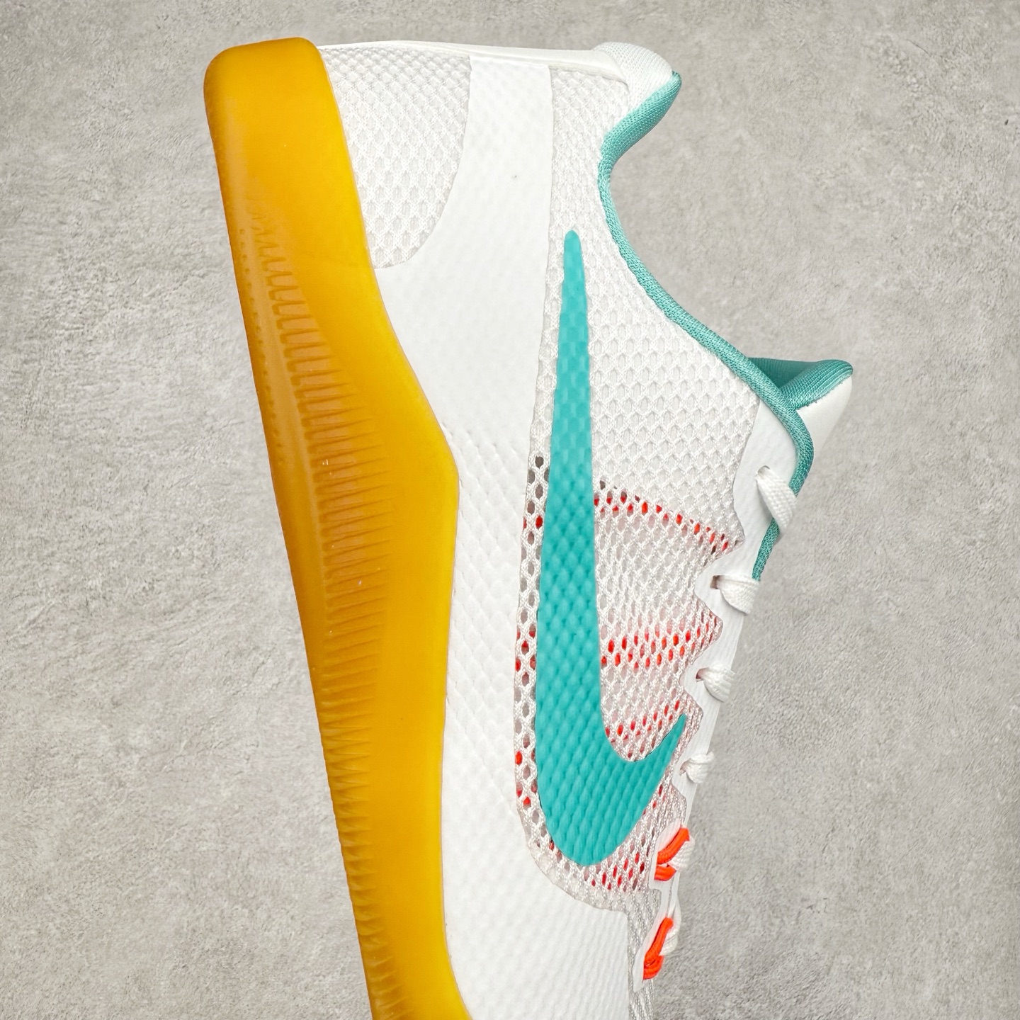 图片[6]-NK Kobe 11 Elite Low 科比11代实战篮球鞋 836184-103 科比退役前的最后一双签名鞋意义重大 Eric Avar这次采用了低帮的鞋身设计 并使用加强版的Flyknit编织面料作为鞋面 更加坚韧牢固 提供更好的保护 中底依日采用了混合缓震的设计 前掌的Lunarlon搭配后掌Zoom Air气垫 确保缓震性能的强劲 尺码：39 40 40.5 41 42 42.5 43 44 44.5 45 46 47.5 48.5-选品中心