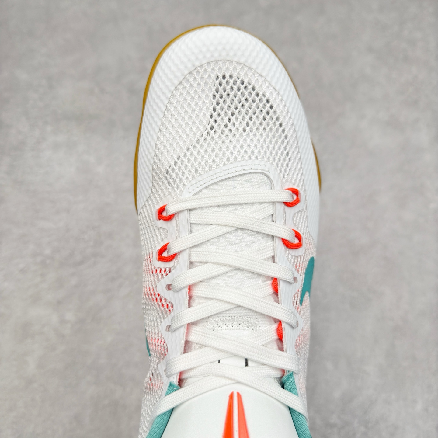 图片[4]-NK Kobe 11 Elite Low 科比11代实战篮球鞋 836184-103 科比退役前的最后一双签名鞋意义重大 Eric Avar这次采用了低帮的鞋身设计 并使用加强版的Flyknit编织面料作为鞋面 更加坚韧牢固 提供更好的保护 中底依日采用了混合缓震的设计 前掌的Lunarlon搭配后掌Zoom Air气垫 确保缓震性能的强劲 尺码：39 40 40.5 41 42 42.5 43 44 44.5 45 46 47.5 48.5-选品中心