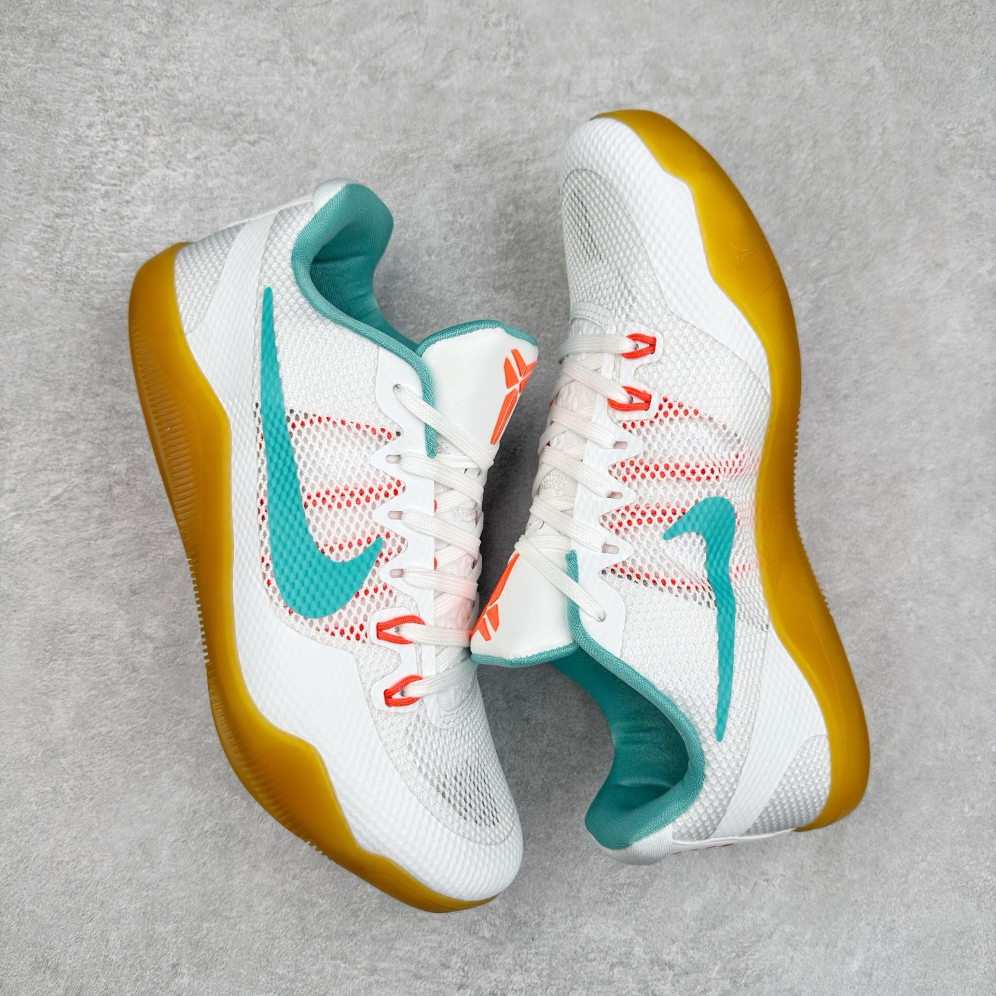 图片[3]-NK Kobe 11 Elite Low 科比11代实战篮球鞋 836184-103 科比退役前的最后一双签名鞋意义重大 Eric Avar这次采用了低帮的鞋身设计 并使用加强版的Flyknit编织面料作为鞋面 更加坚韧牢固 提供更好的保护 中底依日采用了混合缓震的设计 前掌的Lunarlon搭配后掌Zoom Air气垫 确保缓震性能的强劲 尺码：39 40 40.5 41 42 42.5 43 44 44.5 45 46 47.5 48.5-选品中心