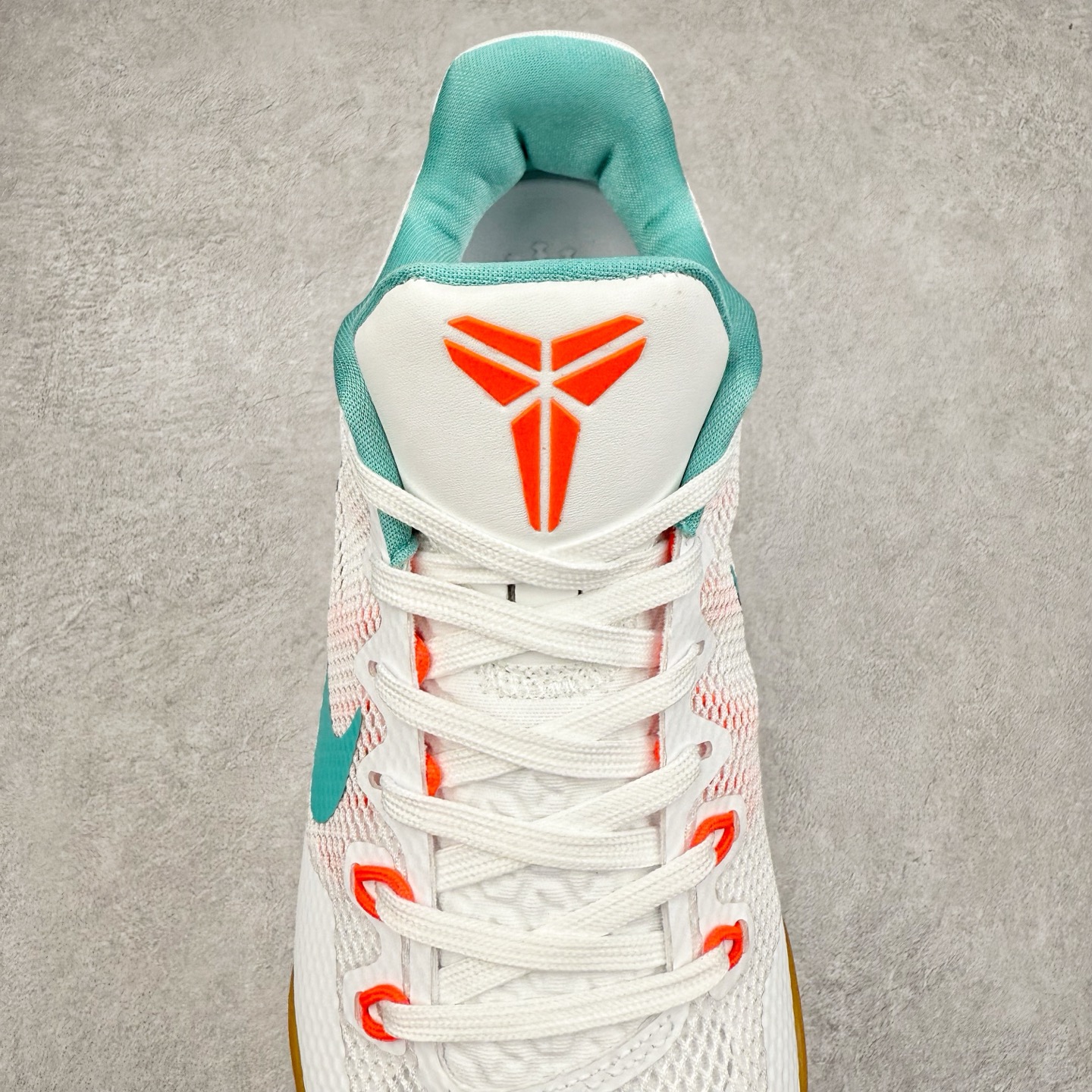 图片[5]-NK Kobe 11 Elite Low 科比11代实战篮球鞋 836184-103 科比退役前的最后一双签名鞋意义重大 Eric Avar这次采用了低帮的鞋身设计 并使用加强版的Flyknit编织面料作为鞋面 更加坚韧牢固 提供更好的保护 中底依日采用了混合缓震的设计 前掌的Lunarlon搭配后掌Zoom Air气垫 确保缓震性能的强劲 尺码：39 40 40.5 41 42 42.5 43 44 44.5 45 46 47.5 48.5-选品中心